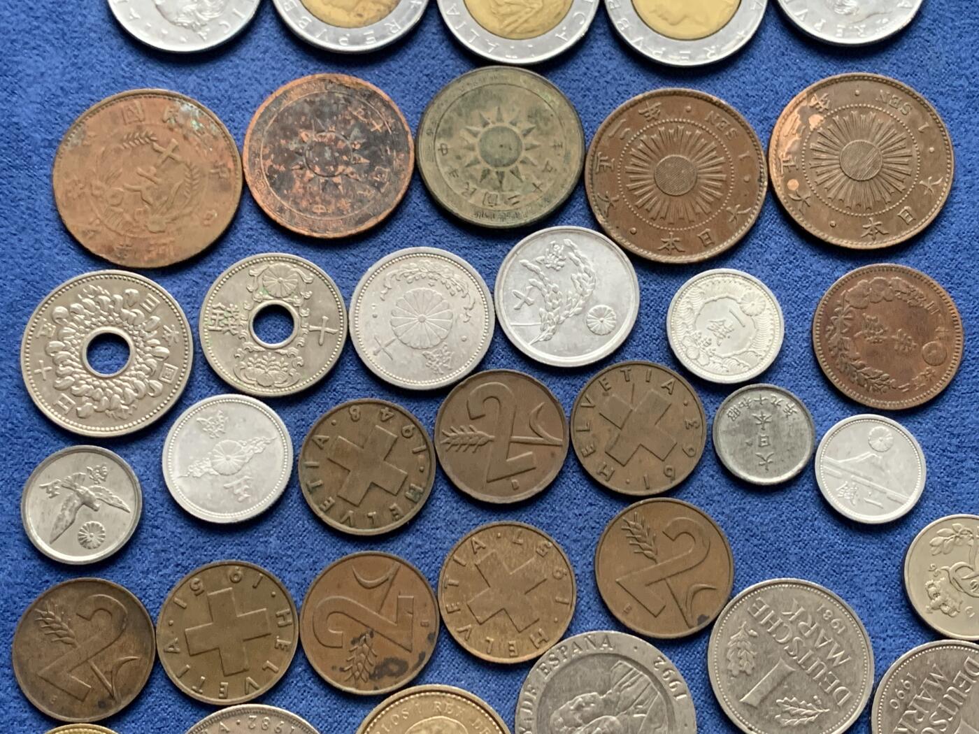 《竞宝斋》第475场 周日，周一 2场连拍 （全场包邮）欢迎送拍 钱币一组，含少见年份日本铜元，巧克力包浆 + 意大利里拉十枚 欧元之前的意大利法定货币，体现意大利设计美学，现已绝版 + 西班牙比塞塔一组七枚 西班牙君主制的完整体现，含三枚大尺寸500比塞塔（2018年前，单枚汇率30）+ 德国比利时货币一组七枚，含两枚特殊德国人像马克 + 瑞士古早2生丁一组八枚，巧克力包浆 + 日本早期硬币一组九枚