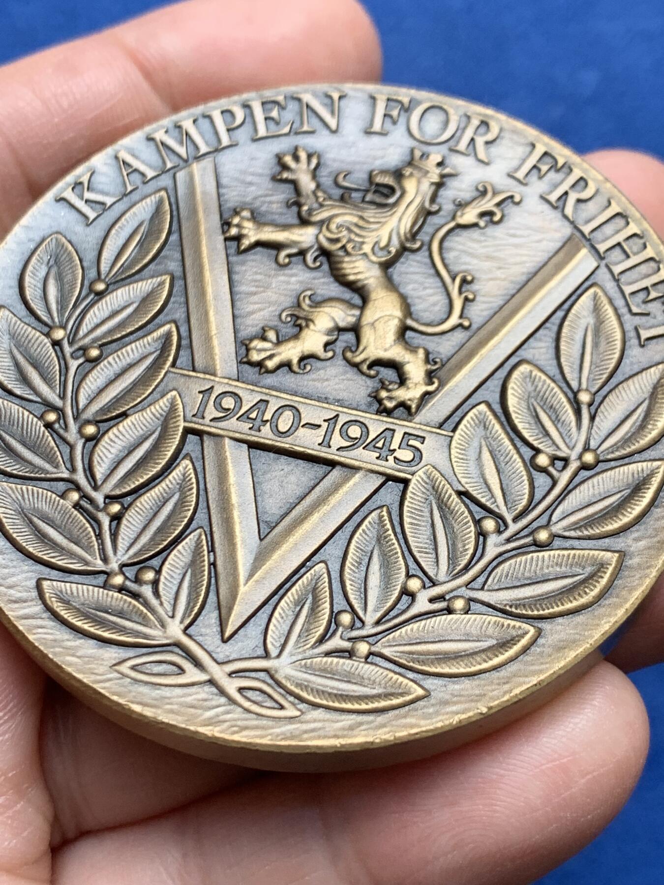 《竞宝斋》第475场 周日，周一 2场连拍 （全场包邮）欢迎送拍 挪威铜章 未知年份 二战时期挪威秘密组织XU 正面为姓名和“必须去做” 背面为“为自由而战” 直径61.4mm 重量109.3g