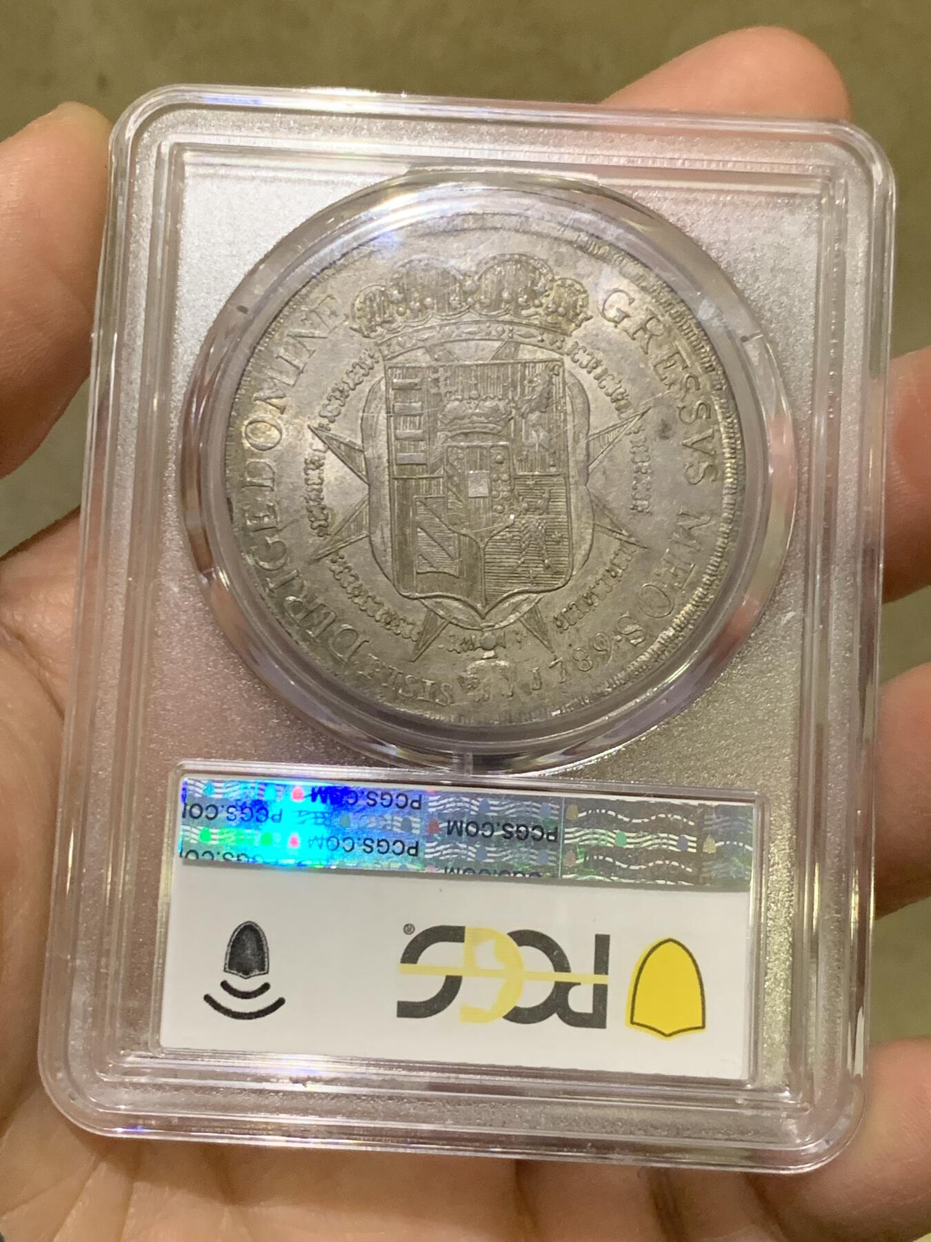 《竞宝斋》第475场 周日，周一 2场连拍 （全场包邮）欢迎送拍 PCGS MS62 意大利托斯卡纳1789年10保利大银币。神圣罗马帝国统治下的托斯卡纳。正面是身着戎装，未来的神罗皇帝利奥波德二世，背面是哈布斯堡-洛林家族的盾徽，值得注意的是前朝统治者美第奇家族的盾徽也包含在了里面。均匀原味黄油包浆，无弱打无矫正，找一枚这么好状态的很难，冠军分，pcgs最高分。所见62中状态最好的没有之一。HA前些年同分拍了两万。