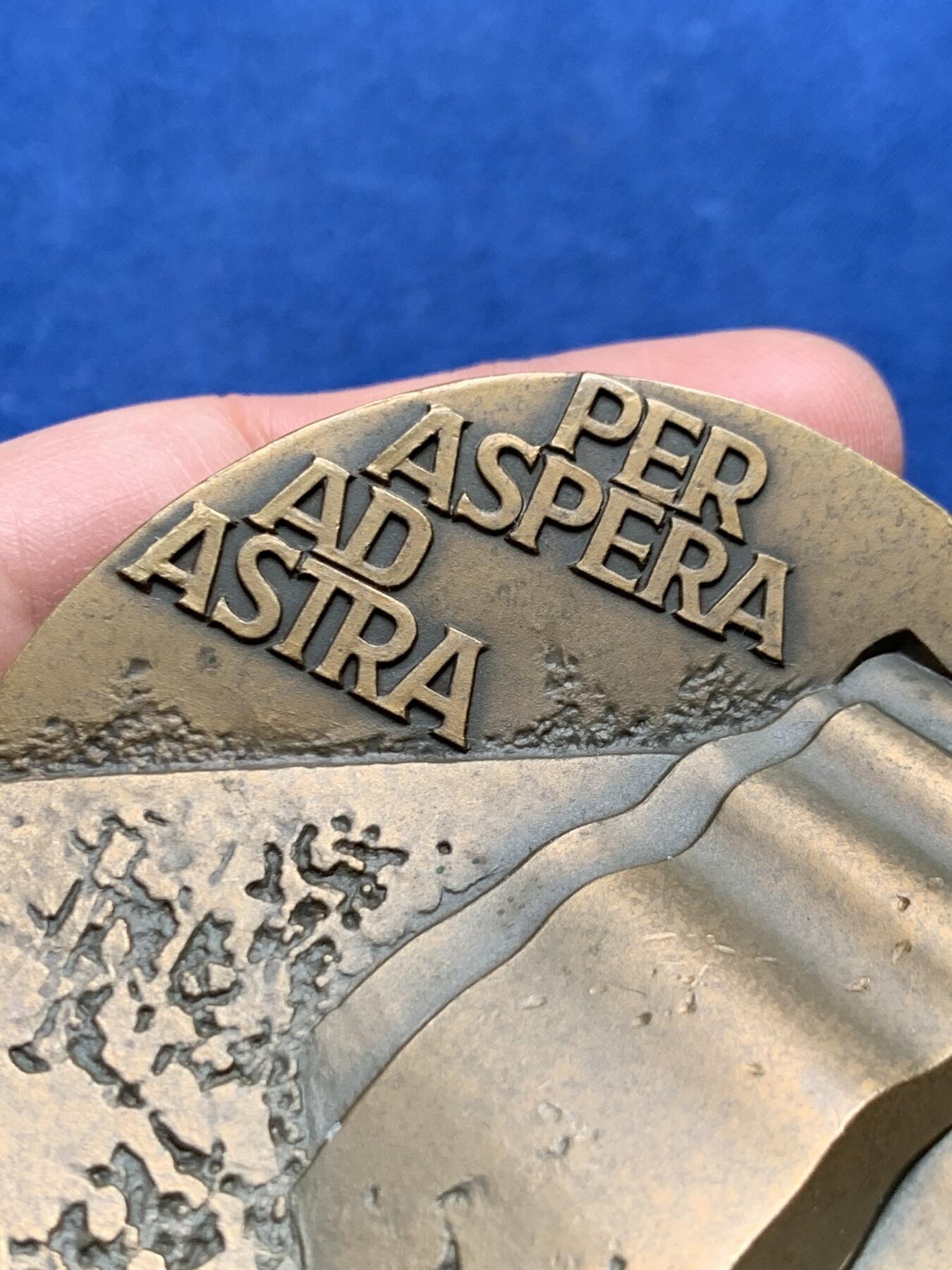 《竞宝斋》第475场 周日，周一 2场连拍 （全场包邮）欢迎送拍 芬兰大铜章 1973年 正面为拉丁语“穿越荆棘抵达星辰” 背面战争伤残者支持与研究基金会 直径69.7mm 重量317.75g