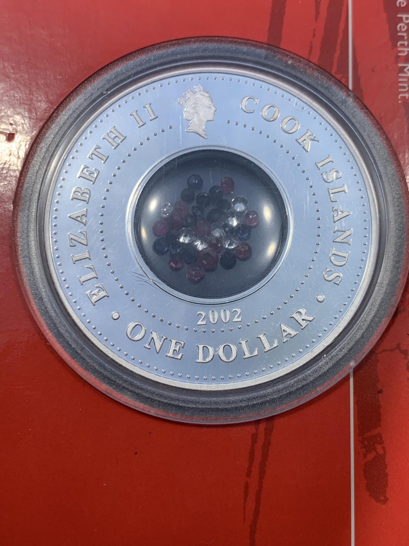 《竞宝斋》第475场 周日，周一 2场连拍 （全场包邮）欢迎送拍 卡装 库克群岛2002年皇冠珠宝1美元银币，999银，重24.875克，（中心为各类宝石切割)，发行量5万枚。细节见图