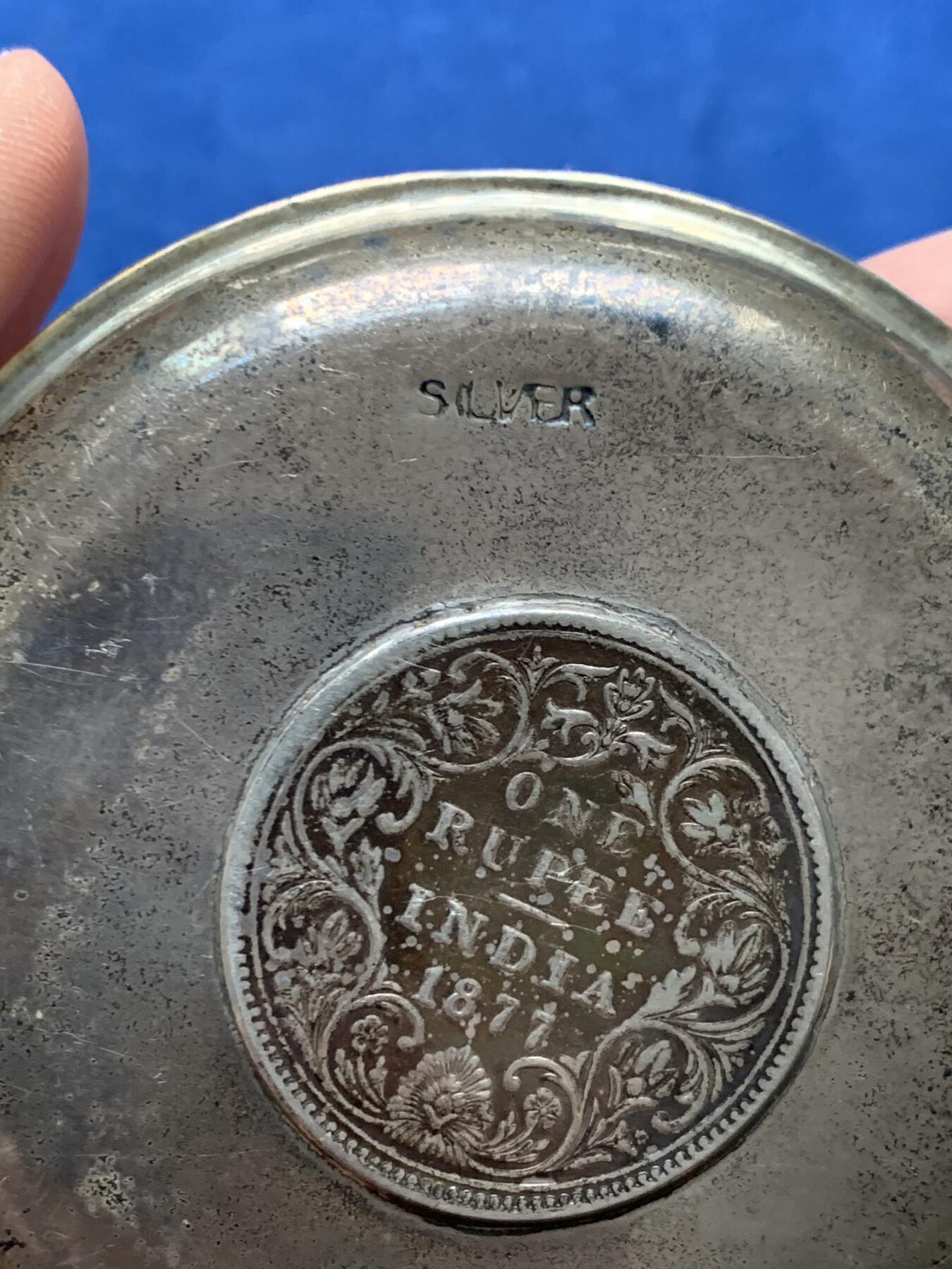 《竞宝斋》第475场 周日，周一 2场连拍 （全场包邮）欢迎送拍 印度1877年1卢比银盘 重43.9克 81.3mm