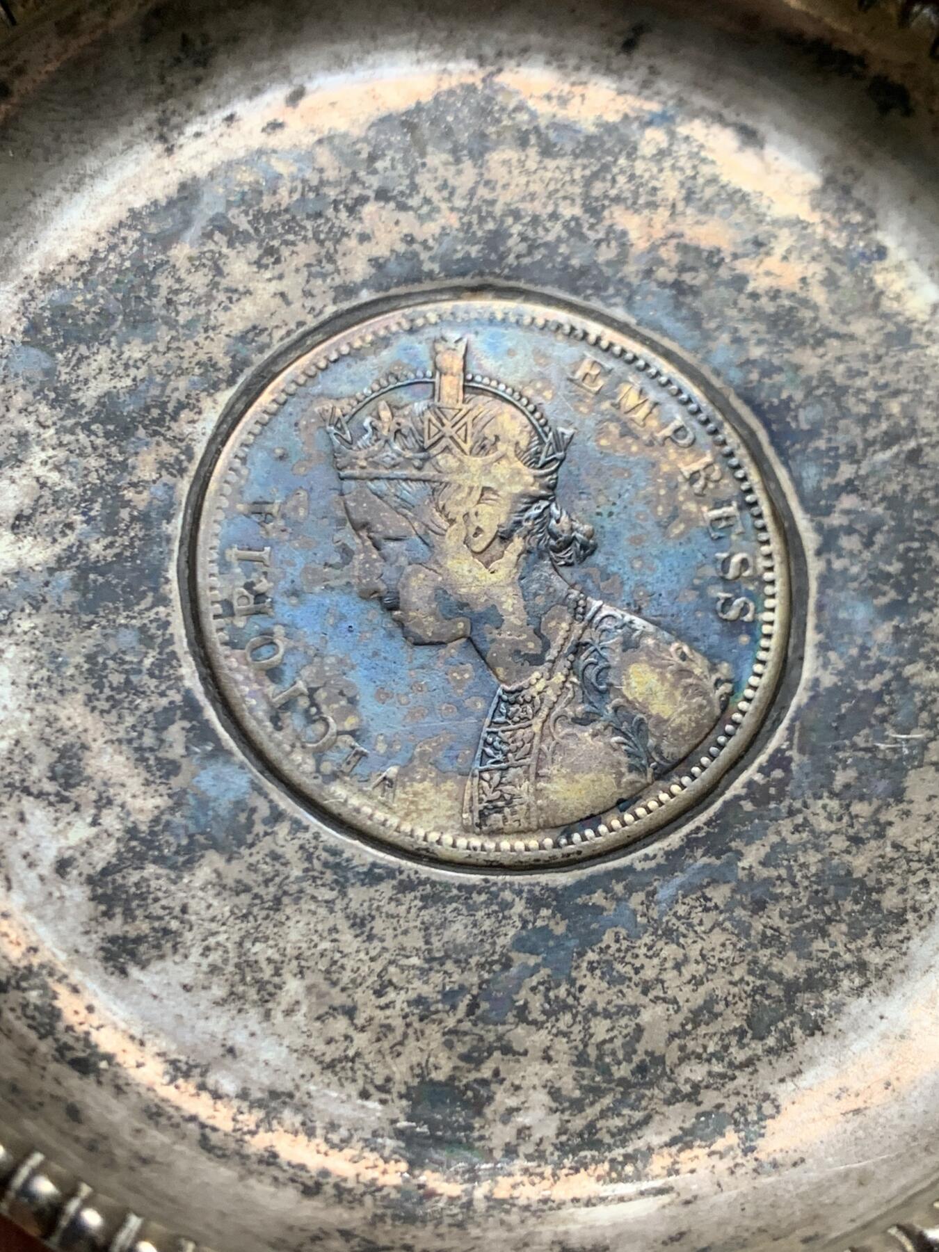 《竞宝斋》第475场 周日，周一 2场连拍 （全场包邮）欢迎送拍 印度1877年1卢比银盘 重43.9克 81.3mm