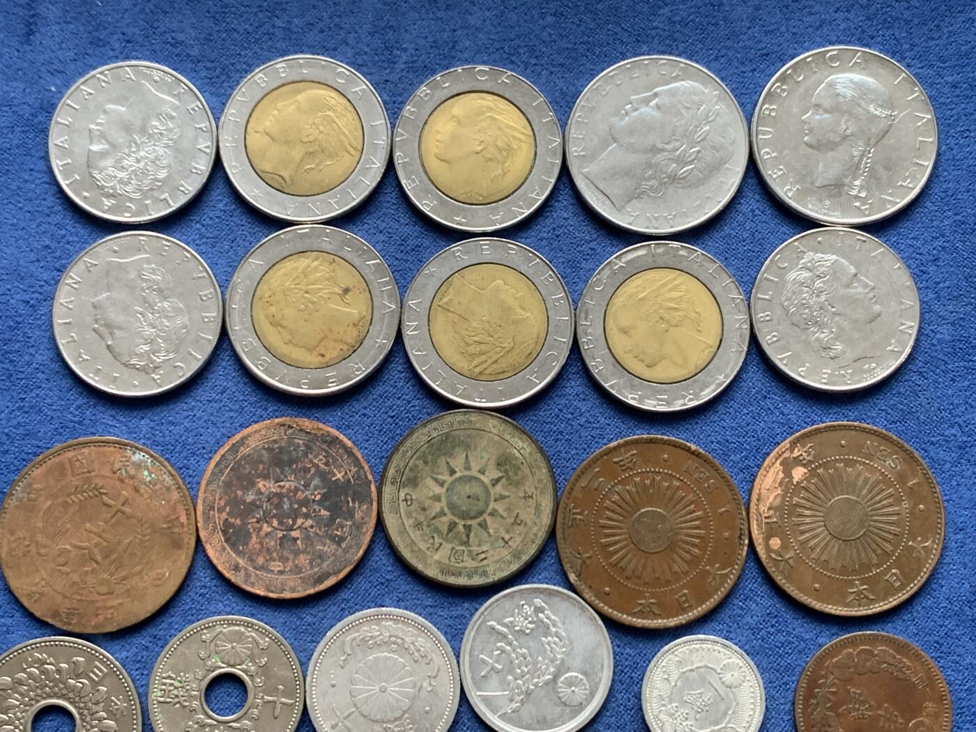 《竞宝斋》第475场 周日，周一 2场连拍 （全场包邮）欢迎送拍 钱币一组，含少见年份日本铜元，巧克力包浆 + 意大利里拉十枚 欧元之前的意大利法定货币，体现意大利设计美学，现已绝版 + 西班牙比塞塔一组七枚 西班牙君主制的完整体现，含三枚大尺寸500比塞塔（2018年前，单枚汇率30）+ 德国比利时货币一组七枚，含两枚特殊德国人像马克 + 瑞士古早2生丁一组八枚，巧克力包浆 + 日本早期硬币一组九枚