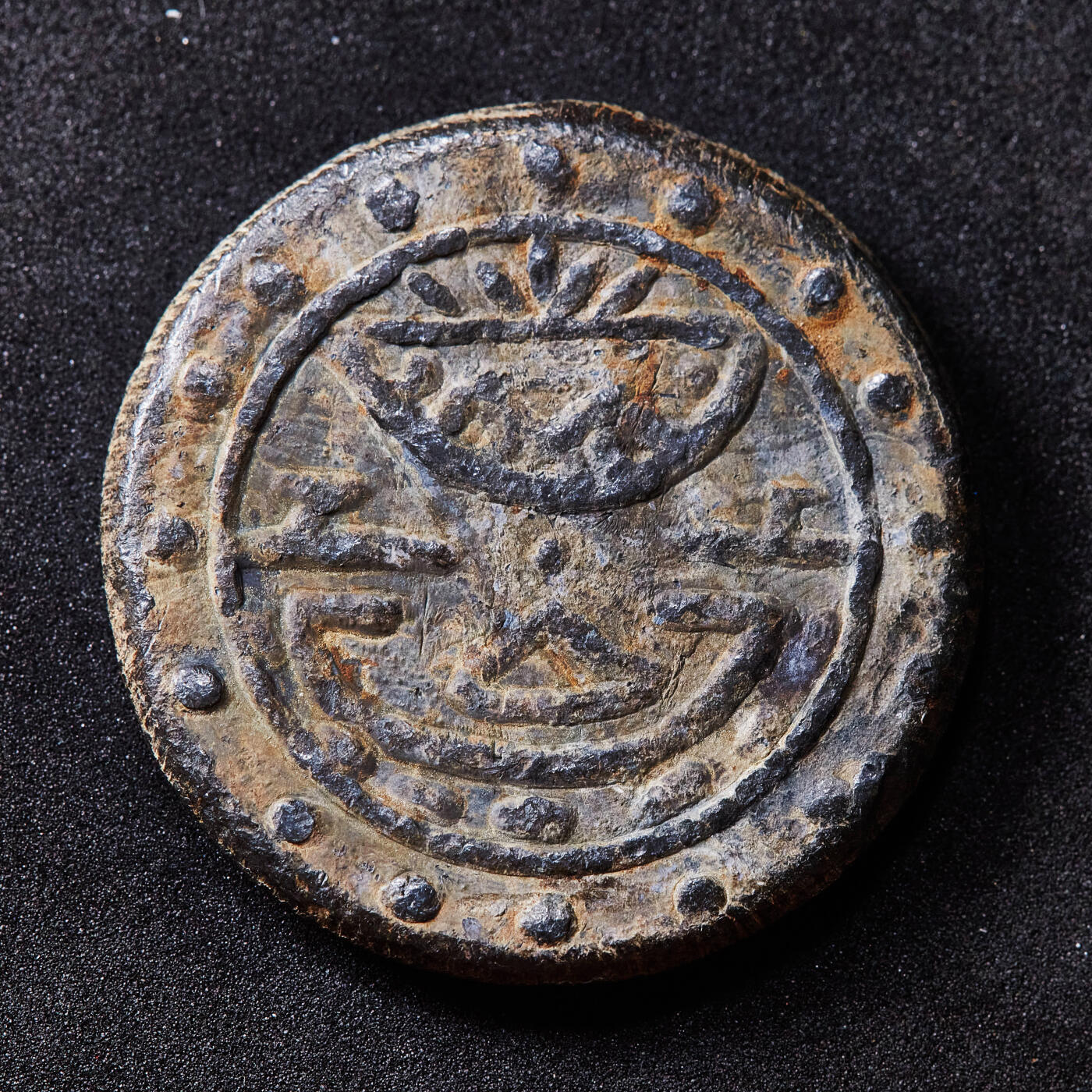 【俄甄集藏】2026年(050)04-01星期三 晚 19:30 全场包邮 东南亚地区16-19世纪湿婆与神鹿、佛塔与神龛寺庙祈福铅锡合金寺庙祈福钱，左：直径：37mm，重量：29.4克；右：直径：31mm，重量：31.3克