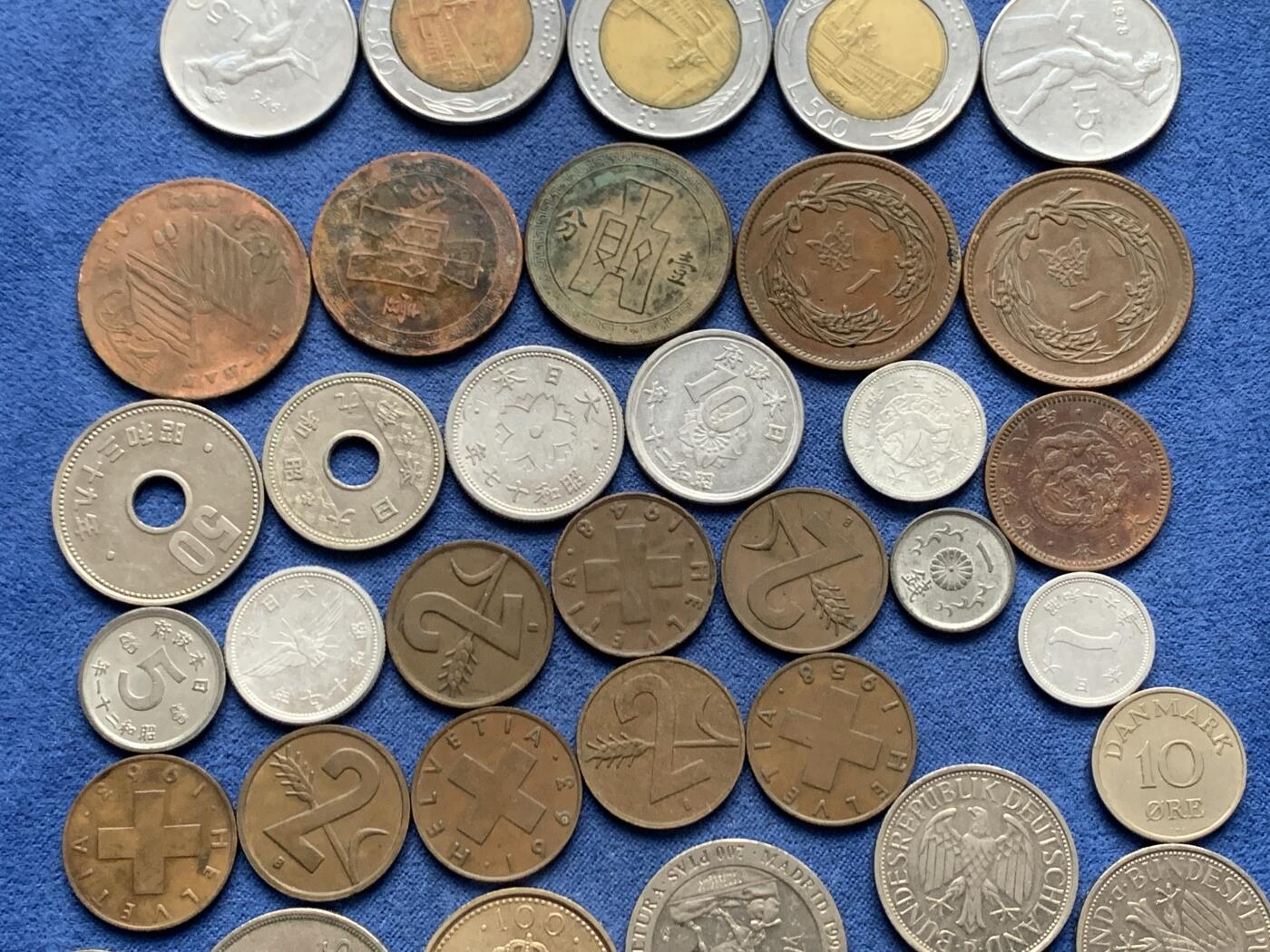 《竞宝斋》第475场 周日，周一 2场连拍 （全场包邮）欢迎送拍 钱币一组，含少见年份日本铜元，巧克力包浆 + 意大利里拉十枚 欧元之前的意大利法定货币，体现意大利设计美学，现已绝版 + 西班牙比塞塔一组七枚 西班牙君主制的完整体现，含三枚大尺寸500比塞塔（2018年前，单枚汇率30）+ 德国比利时货币一组七枚，含两枚特殊德国人像马克 + 瑞士古早2生丁一组八枚，巧克力包浆 + 日本早期硬币一组九枚