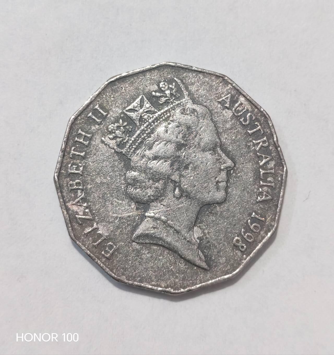 纪念章/纪念币 澳大利亚50分多边形纪念币，为纪念乔治·巴斯（George Bass）与马修·弗林德斯（Matthew Flinders）发现巴斯海峡200周年而发行。- 发行年份：1998年 ​ - 材质：铜镍合金（Cu-Ni） ​ - 形状：澳大利亚特有的12边形，直径约31.5mm，重约15.55g