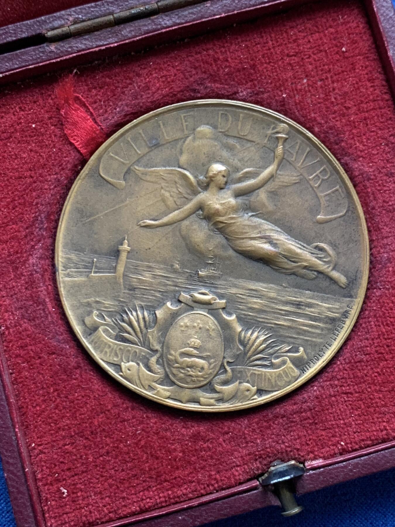 《竞宝斋》第475场 周日，周一 2场连拍 （全场包邮）欢迎送拍 法国勒阿弗尔拉弗洛特协会纪念铜章 53克 50.2mm 三角铜标 带盒