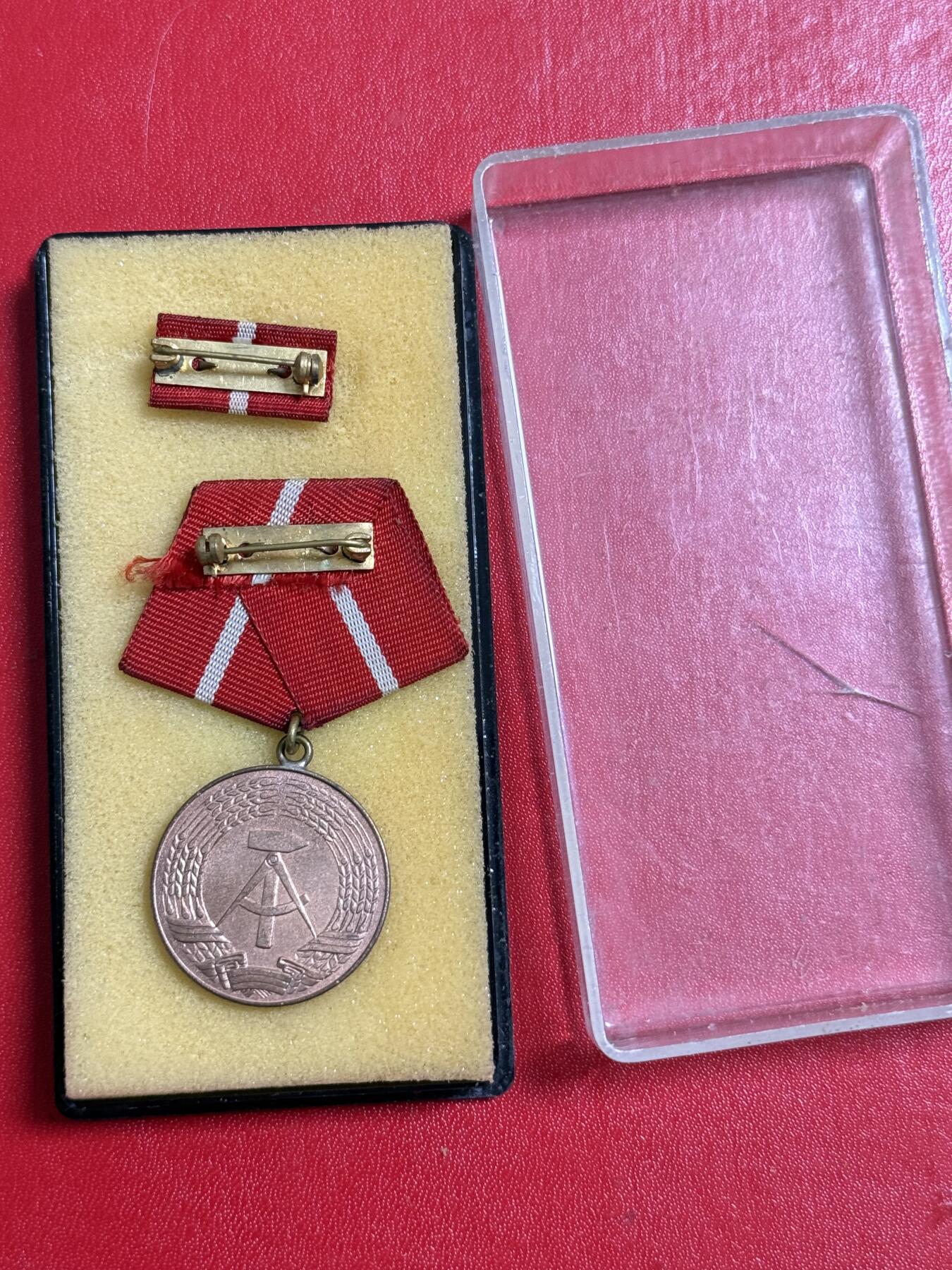 韵星假日军品类拍卖第50期 民主德国铜级工战队忠诚服务奖章带原盒略