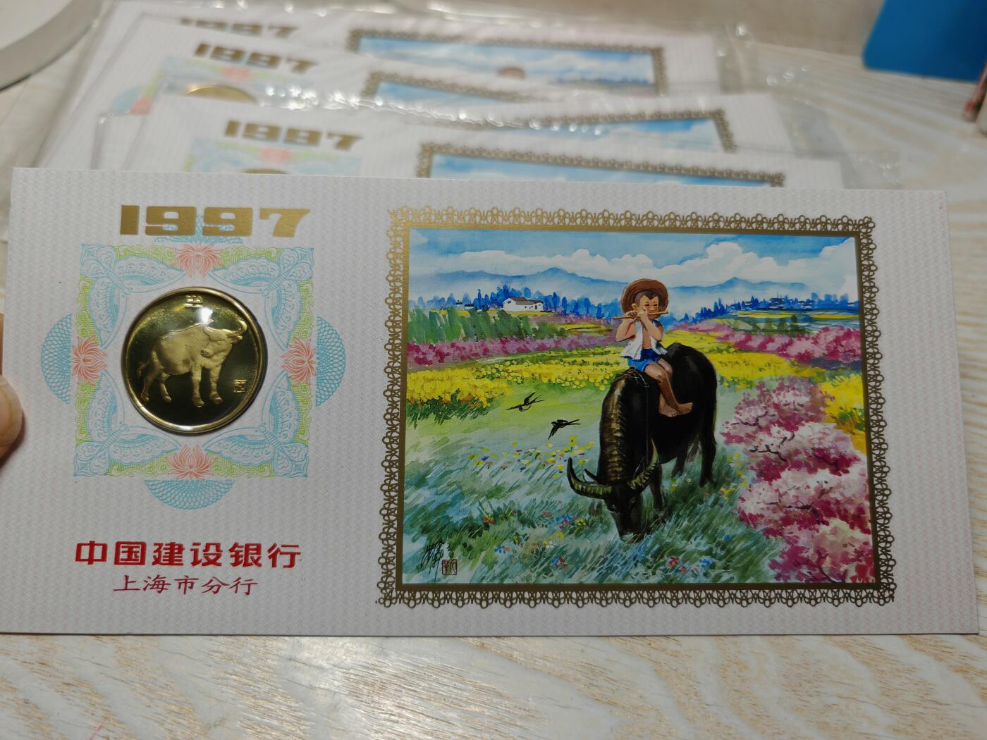 1997年中国建设银行上海市分行牛年纪念章10张，原装原封原光，带原包装，品相几乎全新，保存完好。适合收藏，值得入手。
