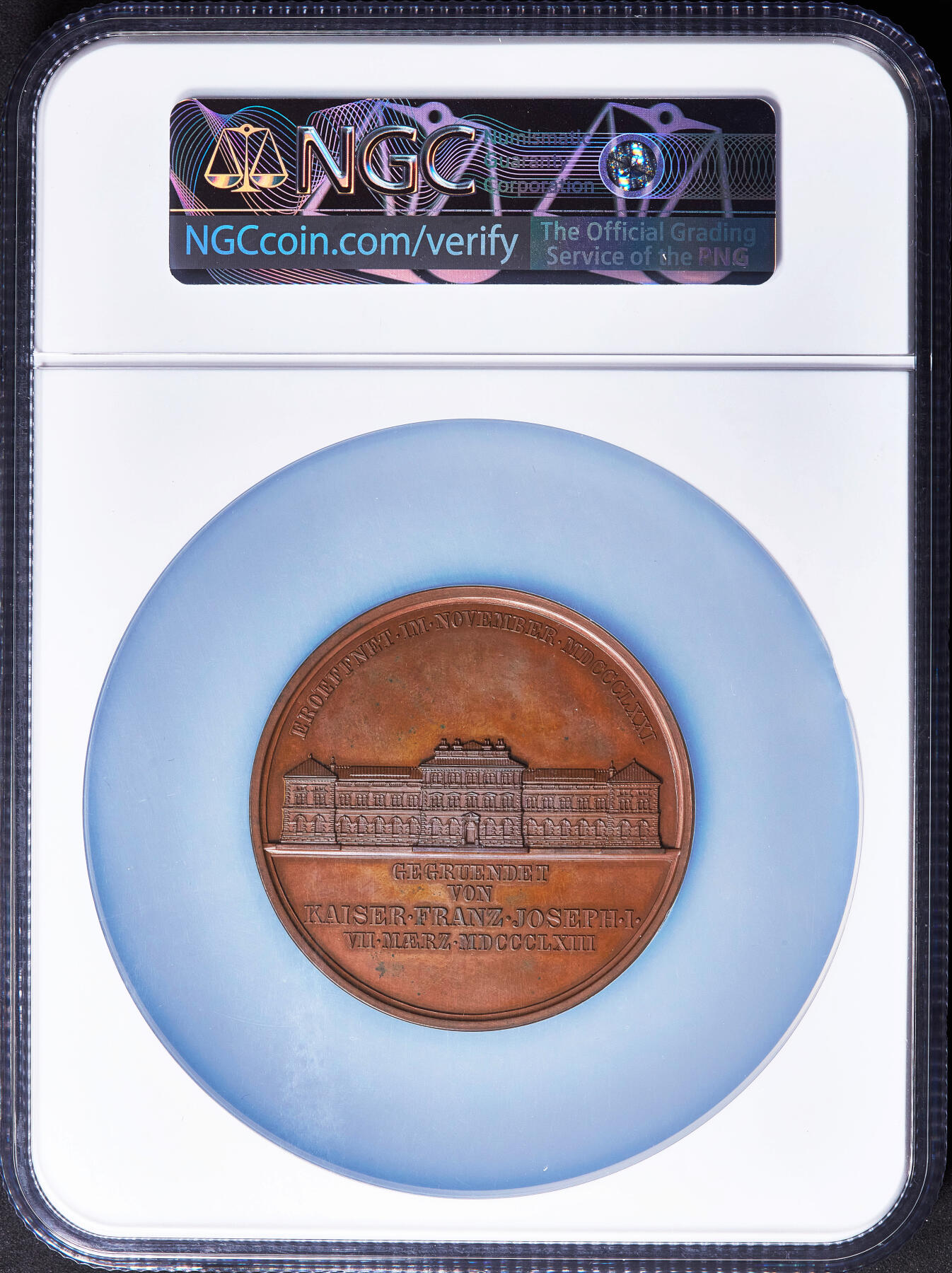 【俄甄集藏】2026年(050)04-01星期三 晚 19:30 全场包邮 奥匈帝国1871年纪念维也纳艺术与工业应用博物馆开放大铜章，NGC MS63，巧克力包浆，高浮雕，设计精美，雕刻家古斯塔夫·拉德尼茨基名誉作品，直径：57mm，标签错误