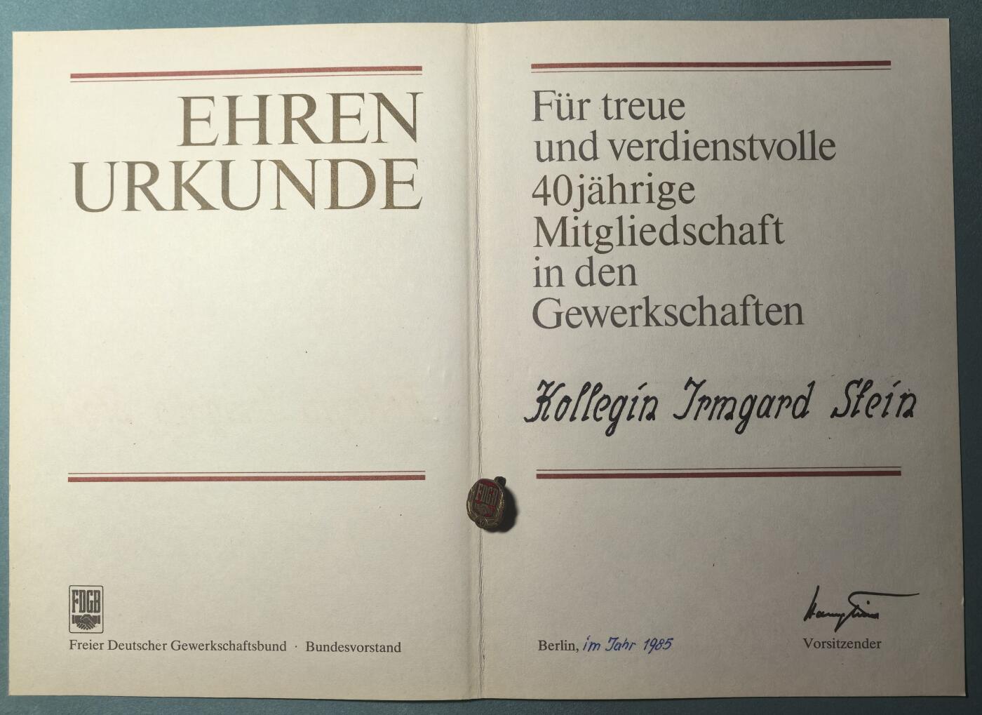 盛世勋华——号角文化勋章邮票专场拍卖第311期 东德德意志妇女联盟（DFD）会员伊尔姆加德·斯特恩所获荣誉 自由德国工会联合会（DFGB）40年荣誉会员证章 带1985年实发证书