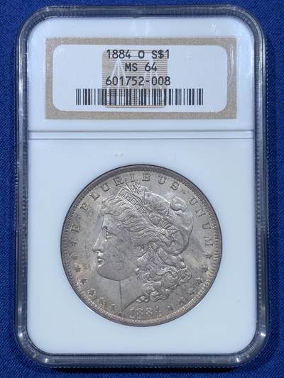 《竞宝斋》第475场 周日，周一 2场连拍 （全场包邮）欢迎送拍 - NGC MS64 美国 1884年 新奥尔良厂 1美元 摩根银币 六位数编号经典老盒 双面淡五彩包浆