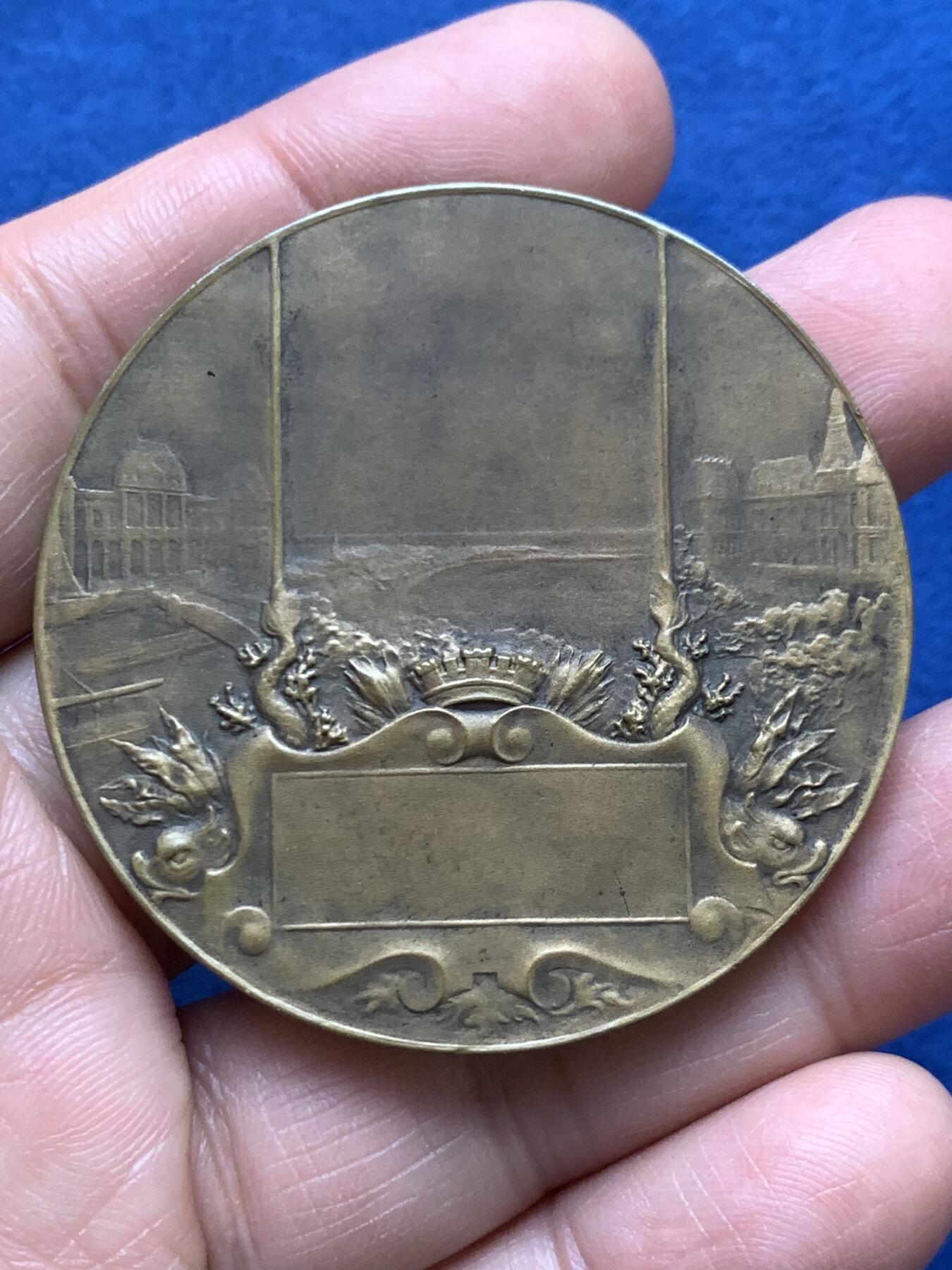 《竞宝斋》第475场 周日，周一 2场连拍 （全场包邮）欢迎送拍 法国勒阿弗尔拉弗洛特协会纪念铜章 53克 50.2mm 三角铜标 带盒