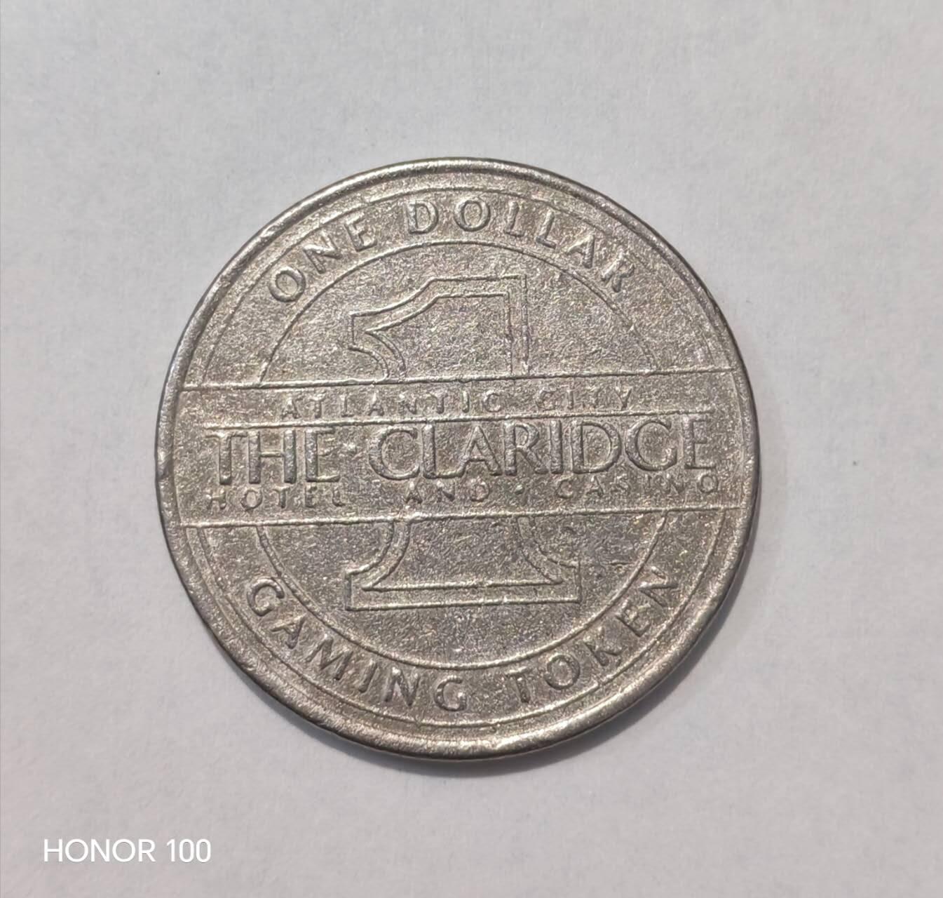纪念章/纪念币 大西洋城The Claridge酒店赌场1美元代用币介绍   这是一枚来自美国新泽西州大西洋城The Claridge Hotel and Casino（克拉里奇酒店赌场）的1美元游戏代用币（Gaming Token），属于大西洋城赌场的经典收藏品类。- 材质为铜镍合金，直径约37mm，是大西洋城赌场代币的标准规格