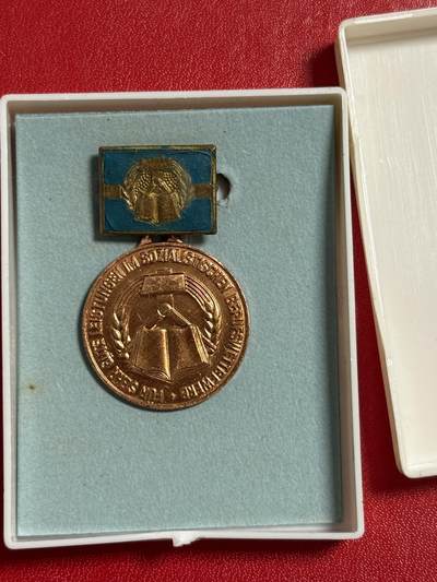 韵星假日军品类拍卖第50期 - 民主德国专业劳动竞赛优异成就奖章带原盒