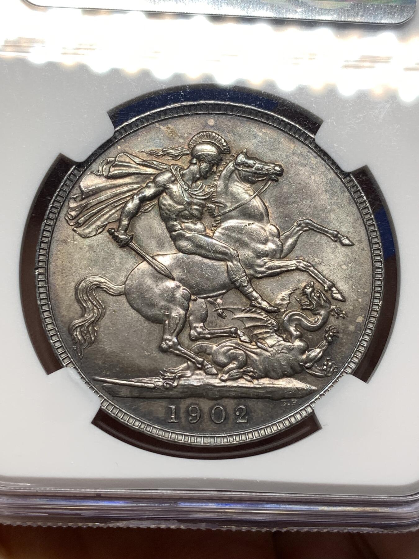 《竞宝斋》第475场 周日，周一 2场连拍 （全场包邮）欢迎送拍 NGC MS63 英国1902年爱德华七世马剑一克朗 双面深彩包浆