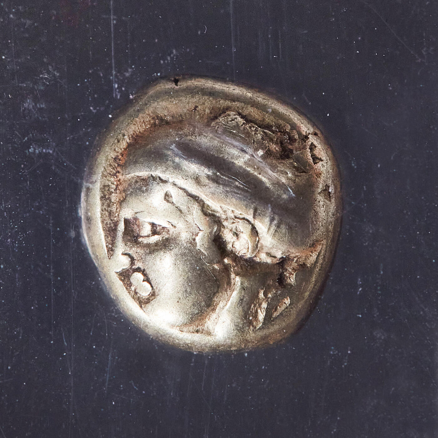 【俄甄集藏】2026年(050)04-01星期三 晚 19:30 全场包邮 古希腊爱奥尼亚地区福基亚城公元前387-前326年伊娥头像琥珀金币，NGC ChF(Str 5/5, Sur 5/5)，双5满分币，正面伊娥头像，背面是四格戳记，直径：11mm，重：2.52克，琥珀金极少有双五满分的，盒体有裂，见详图