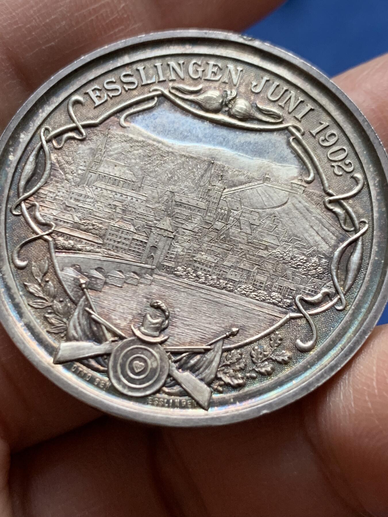 《竞宝斋》第475场 周日，周一 2场连拍 （全场包邮）欢迎送拍 1902年德国埃斯林根射击节银章 十分少见的小射击节 21.5克 37.8mm 边有打磨痕迹 细节见图