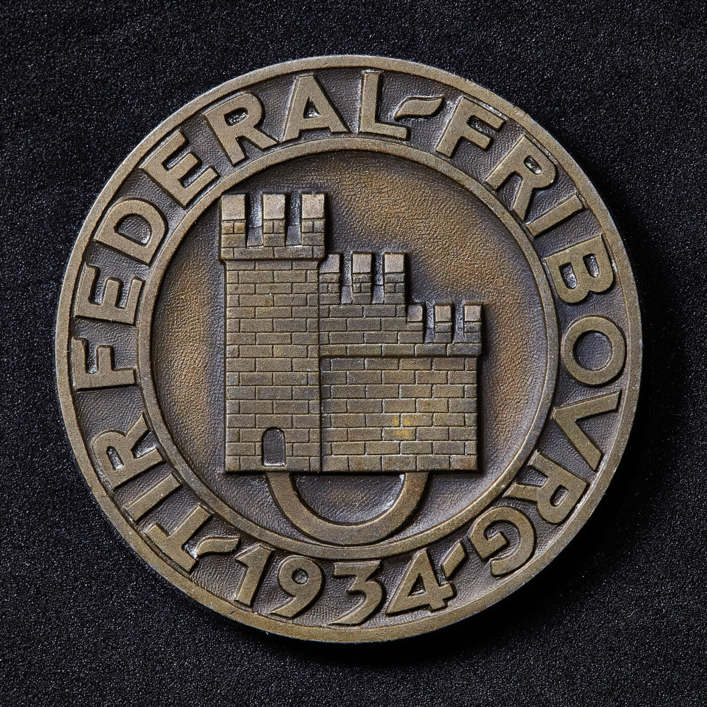 【俄甄集藏】2026年(050)04-01星期三 晚 19:30 全场包邮 瑞士1934年纪念弗里堡联邦射击节弩箭比赛大铜章，设计师威利·乔丹，高浮雕，直径：50mm，重量：54.7克