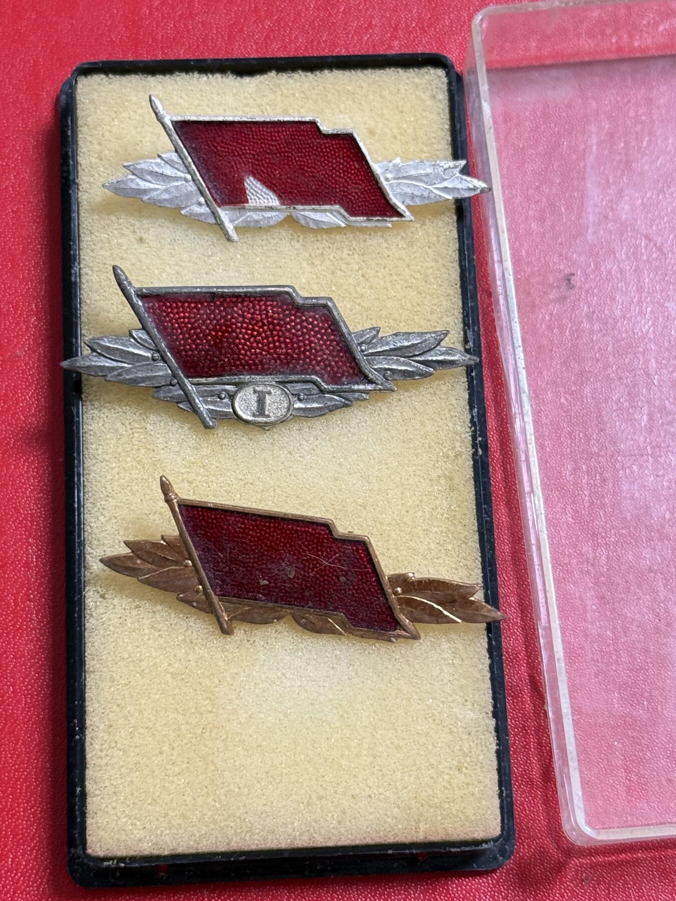 韵星假日军品类拍卖第50期 民主德国银级铜级工战队技能证章一组 两银一铜 其中银级一级一个