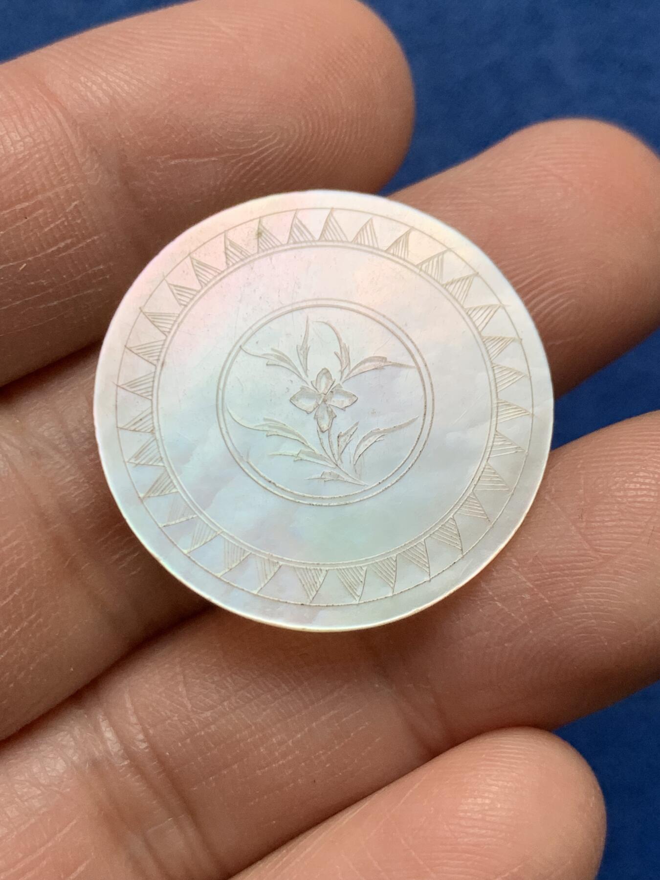 《竞宝斋》第475场 周日，周一 2场连拍 （全场包邮）欢迎送拍 英国一线回流清螺钿贝母筹码2枚1对，椭圆形，珠光水润，精雕，花卉满工。