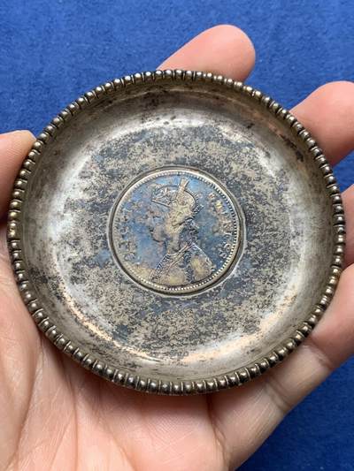 《竞宝斋》第475场 周日，周一 2场连拍 （全场包邮）欢迎送拍 - 印度1877年1卢比银盘 重43.9克 81.3mm