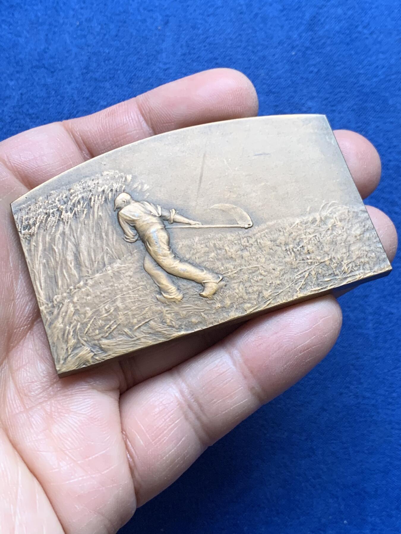 《竞宝斋》第475场 周日，周一 2场连拍 （全场包邮）欢迎送拍 法国田园风光-农忙耕作方型大铜章 92.6克 43*69.2mm 丰饶角铜标