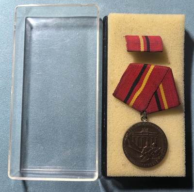 盛世勋华——号角文化勋章邮票专场拍卖第311期 - 东德铜级工人阶级战斗队功劳奖章 原盒原略