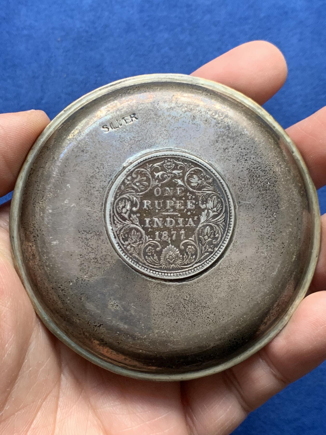 《竞宝斋》第475场 周日，周一 2场连拍 （全场包邮）欢迎送拍 印度1877年1卢比银盘 重43.9克 81.3mm