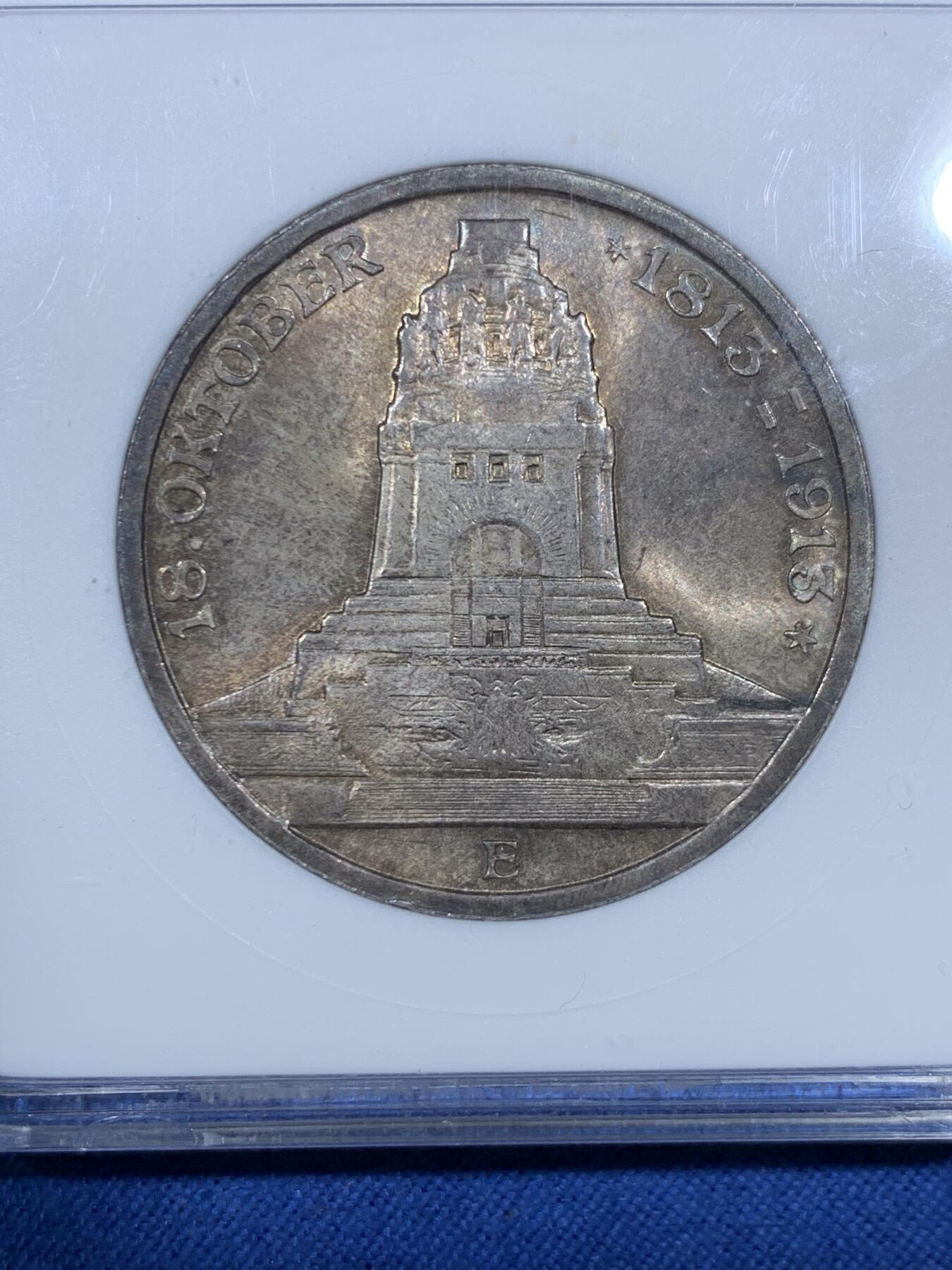 《竞宝斋》第475场 周日，周一 2场连拍 （全场包邮）欢迎送拍 ANACS MS65 德国 1913年 建功碑 3马克 银币 双面五彩包浆 小白盒的德系币相对较少 高分+好状态+绝版盒 收藏佳品