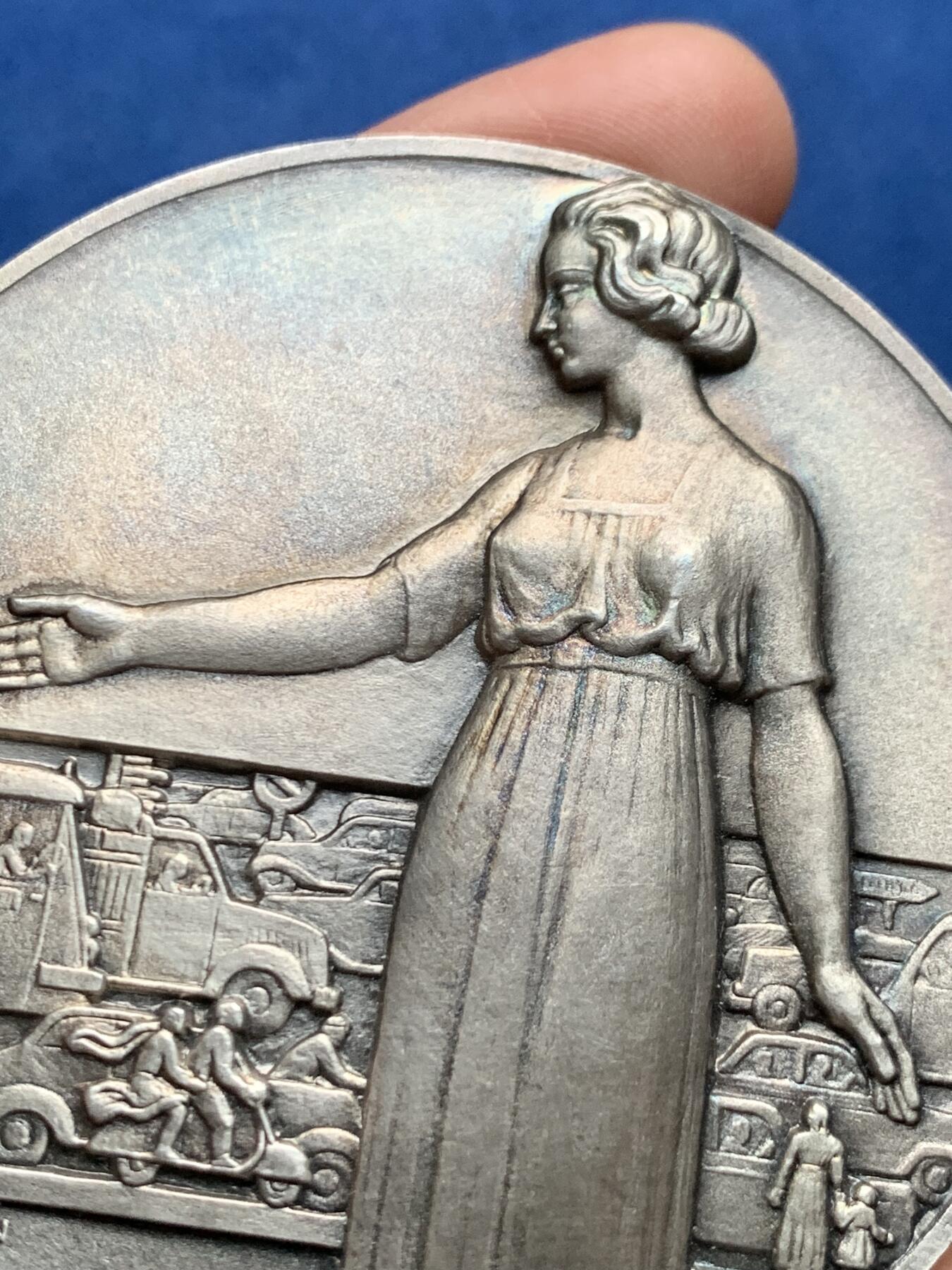 《竞宝斋》第475场 周日，周一 2场连拍 （全场包邮）欢迎送拍 名家名作 法国预防道路安全镀银大铜章 183.1克 71.5mm 丰饶角铜标 带盒