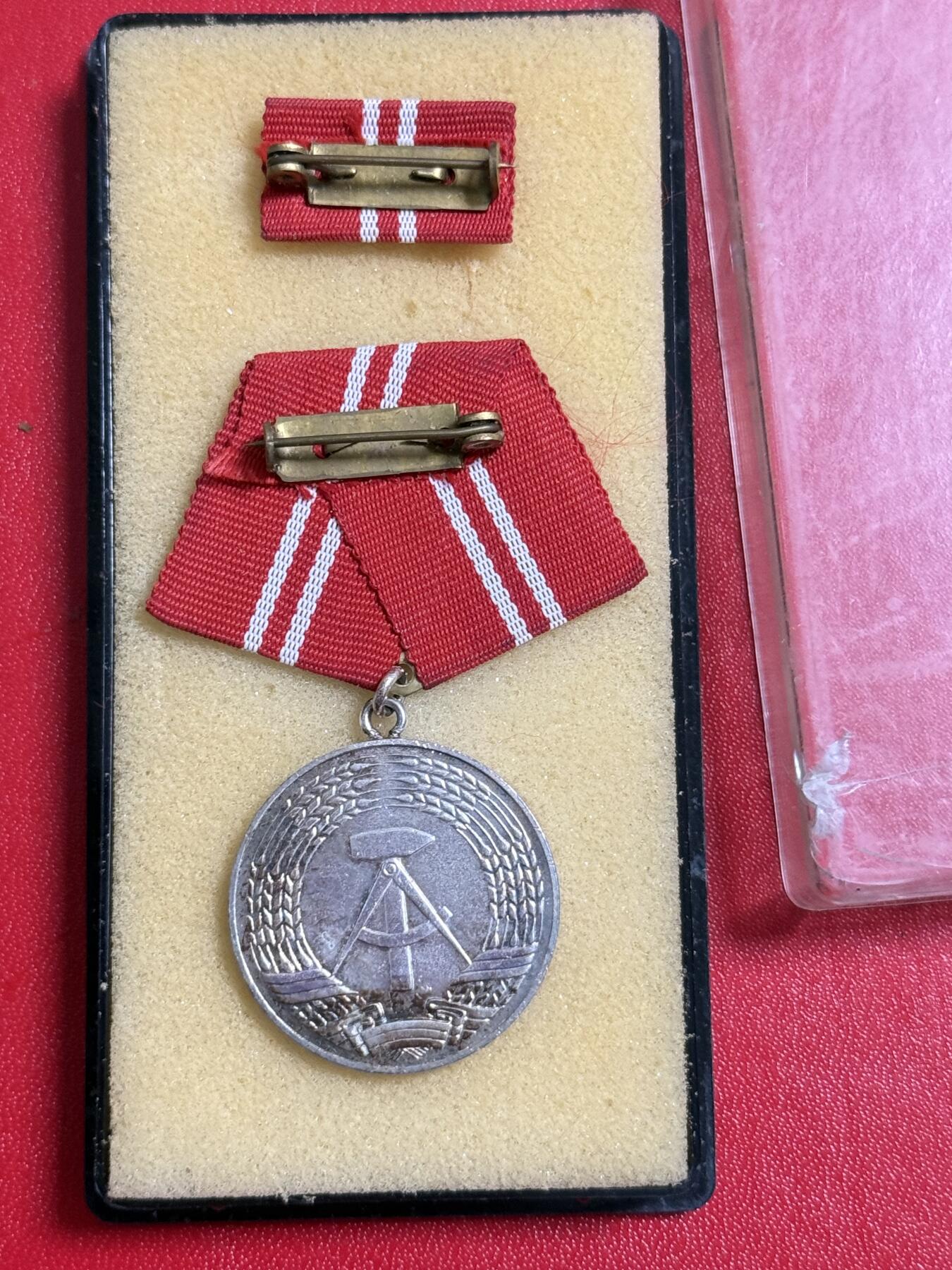 韵星假日军品类拍卖第50期 民主德国银级工战队忠诚服务奖章带原盒略