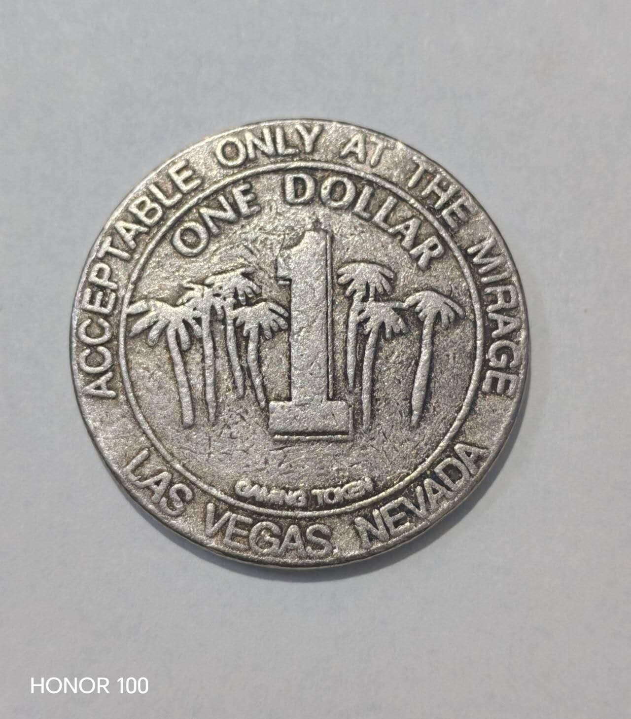 纪念章/纪念币 拉斯维加斯The Mirage赌场1美元代用币介绍   这是一枚来自美国拉斯维加斯The Mirage（幻影酒店赌场）的1美元游戏代用币（Gaming Token），属于典型的赌场专用代币，并非法定货币。- 材质多为铜镍合金（部分早期版本为银质），直径约37mm