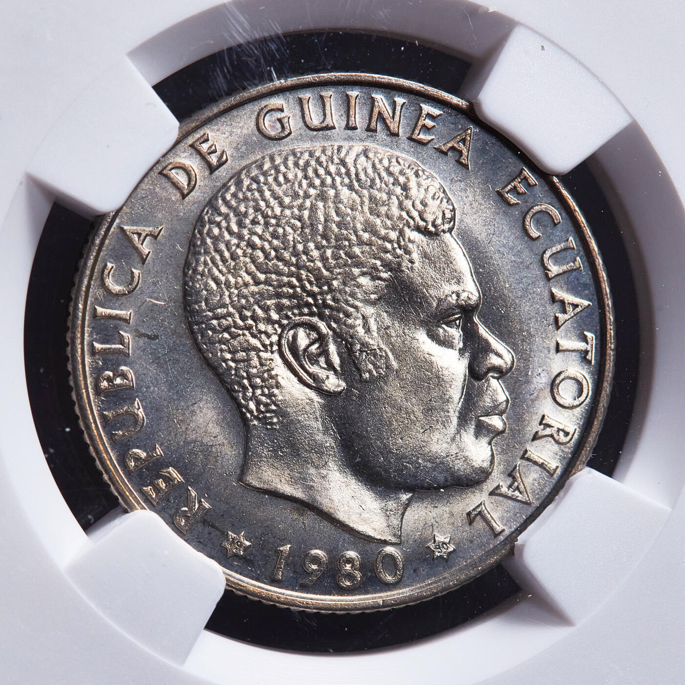 【俄甄集藏】2026年(050)04-01星期三 晚 19:30 全场包邮 赤道几内亚1980年政变首脑特奥多罗·奥比昂·恩圭马·姆巴索戈头像版1-50依库雷硬币4枚全套，NGC MS63-MS65，大量回炉销毁，好品难寻，全套MS稀有