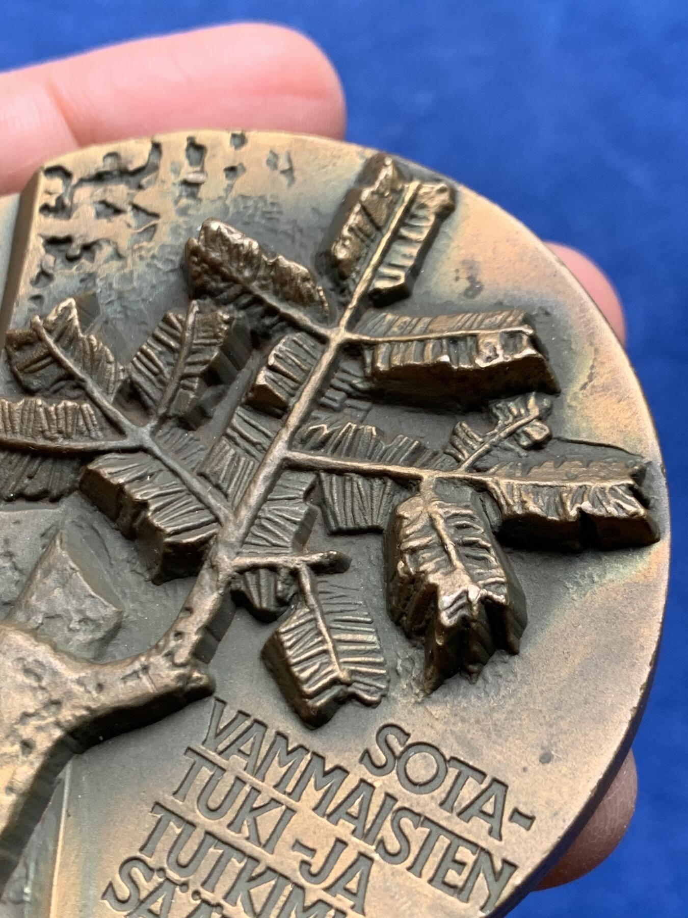 《竞宝斋》第475场 周日，周一 2场连拍 （全场包邮）欢迎送拍 芬兰大铜章 1973年 正面为拉丁语“穿越荆棘抵达星辰” 背面战争伤残者支持与研究基金会 直径69.7mm 重量317.75g