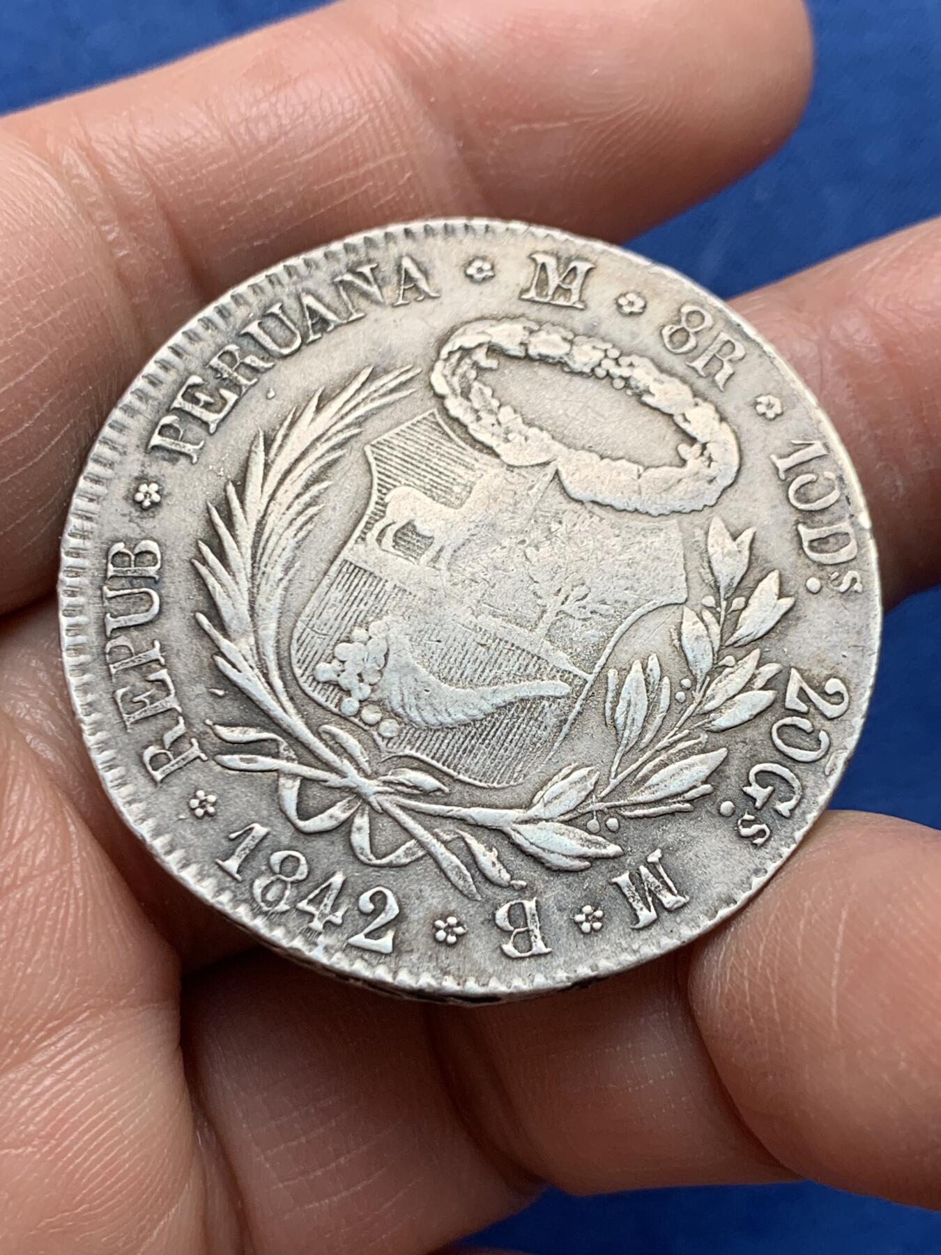 《竞宝斋》第475场 周日，周一 2场连拍 （全场包邮）欢迎送拍 1842年秘鲁联邦8里亚尔银币，正面：头戴自由帽的自由女神持矛、盾立像，背面：国徽。这个版本的自由女神像比183x年的那种要少见，图案雕刻立体感，艺术性更强。NGC评级因改变表面未进盒