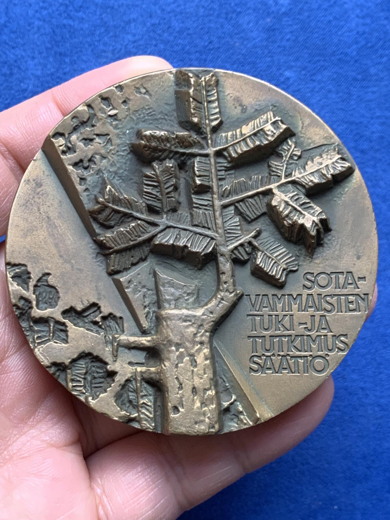 《竞宝斋》第475场 周日，周一 2场连拍 （全场包邮）欢迎送拍 芬兰大铜章 1973年 正面为拉丁语“穿越荆棘抵达星辰” 背面战争伤残者支持与研究基金会 直径69.7mm 重量317.75g