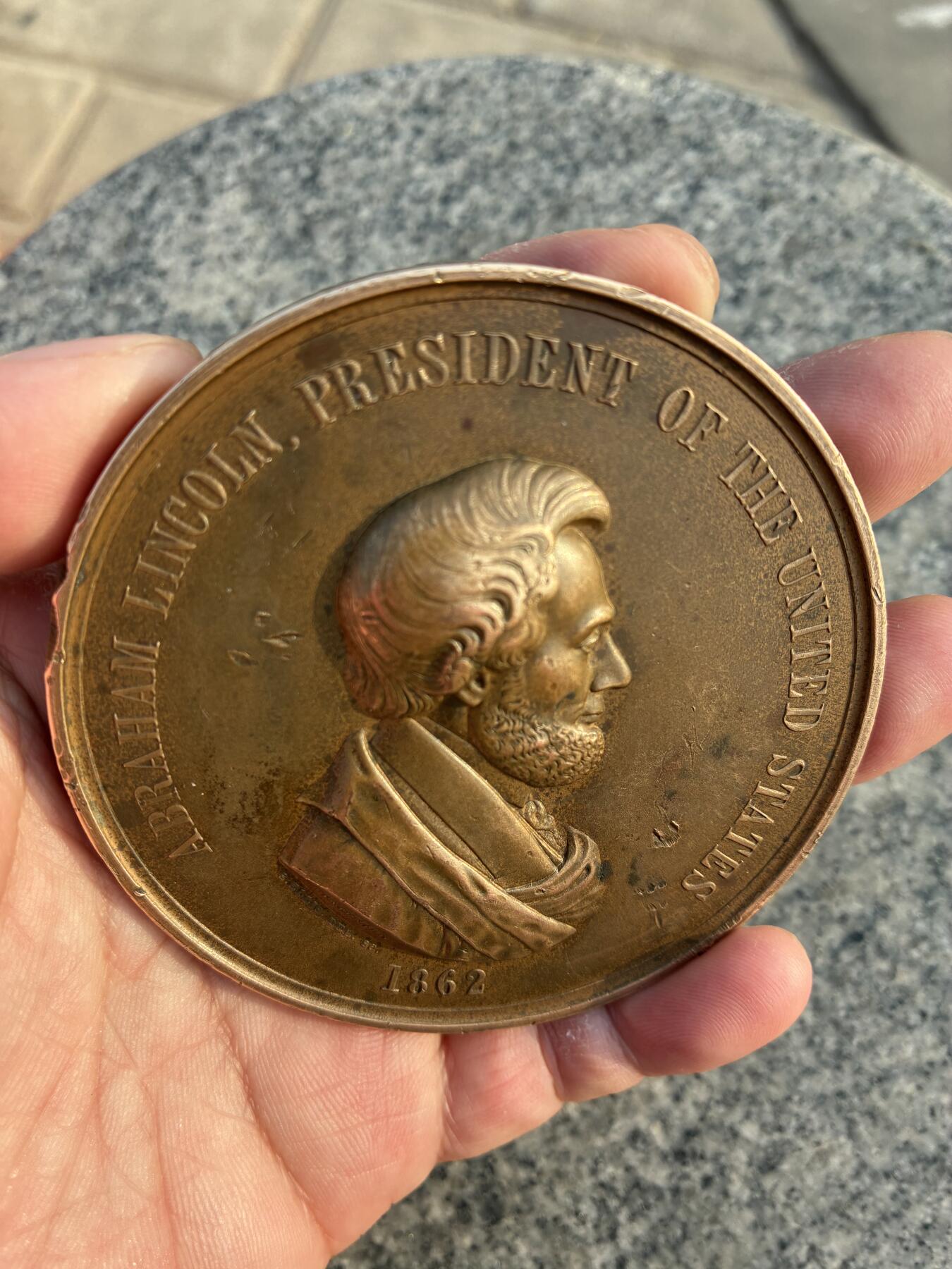 林肯印第安和平纪念铜章，美国历史题材，铜质，直径约7.2cm。正面林肯总统半身像，周围英文，下方1862年，背面原住民和平场景，细节丰富，雕刻清晰。