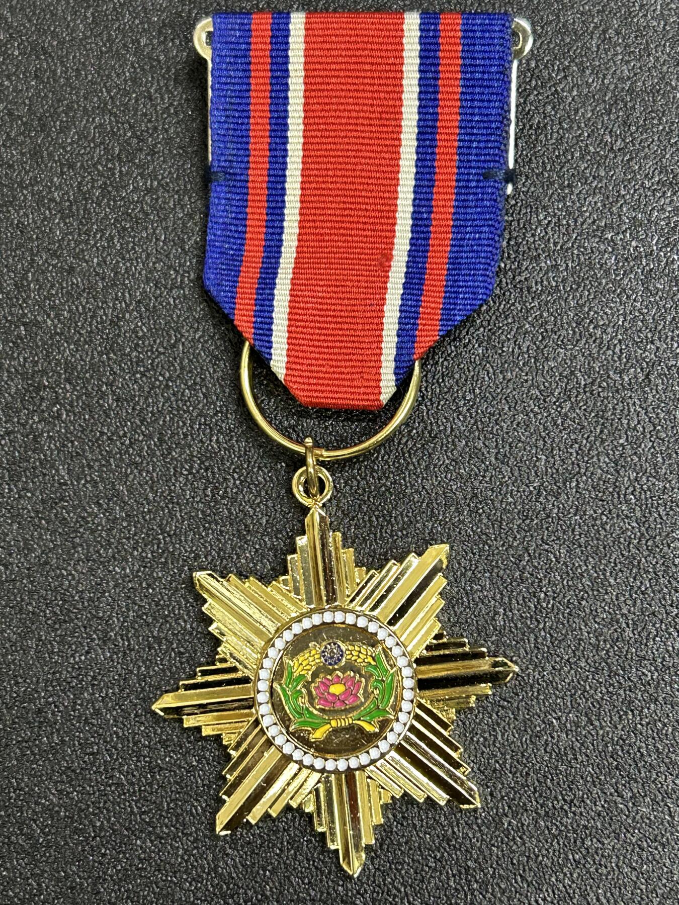 西秦中古拍卖第八十二期  民国宪兵服役40年奖章 带勋略 退台后