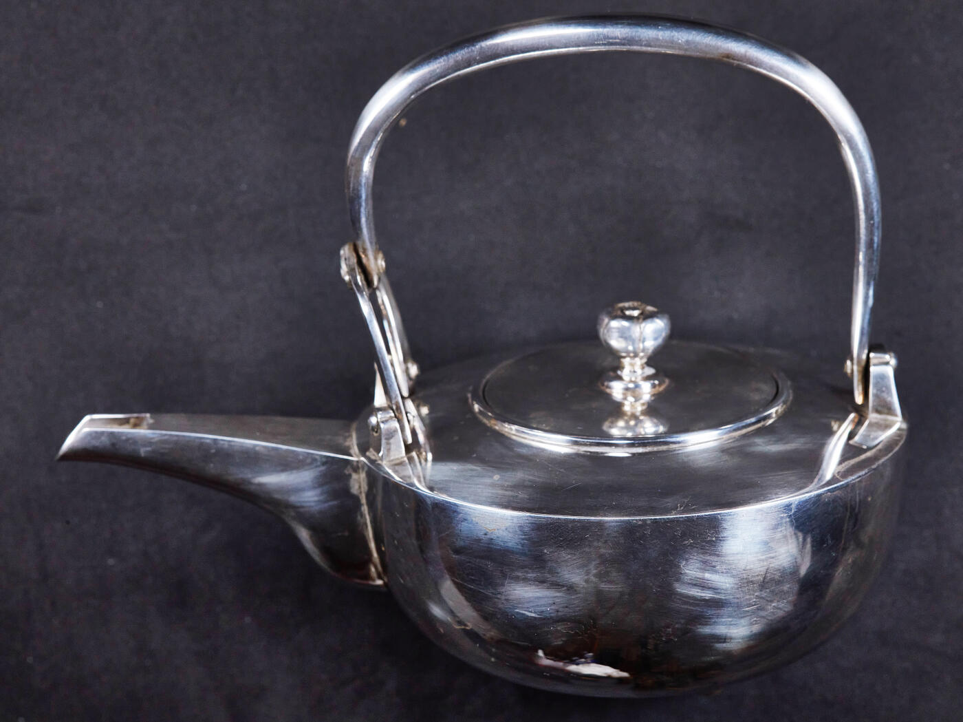 【俄甄集藏】2026年(050)04-01星期三 晚 19:30 全场包邮 日本大正时期古董纯银茶壶，长：190mm，宽：2120mm，重量：378.3克，999银