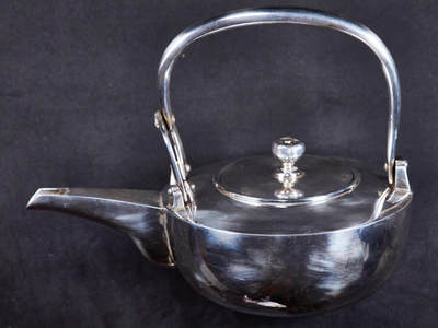 【俄甄集藏】2026年(050)04-01星期三 晚 19:30 全场包邮 - 日本大正时期古董纯银茶壶，长：190mm，宽：2120mm，重量：378.3克，999银