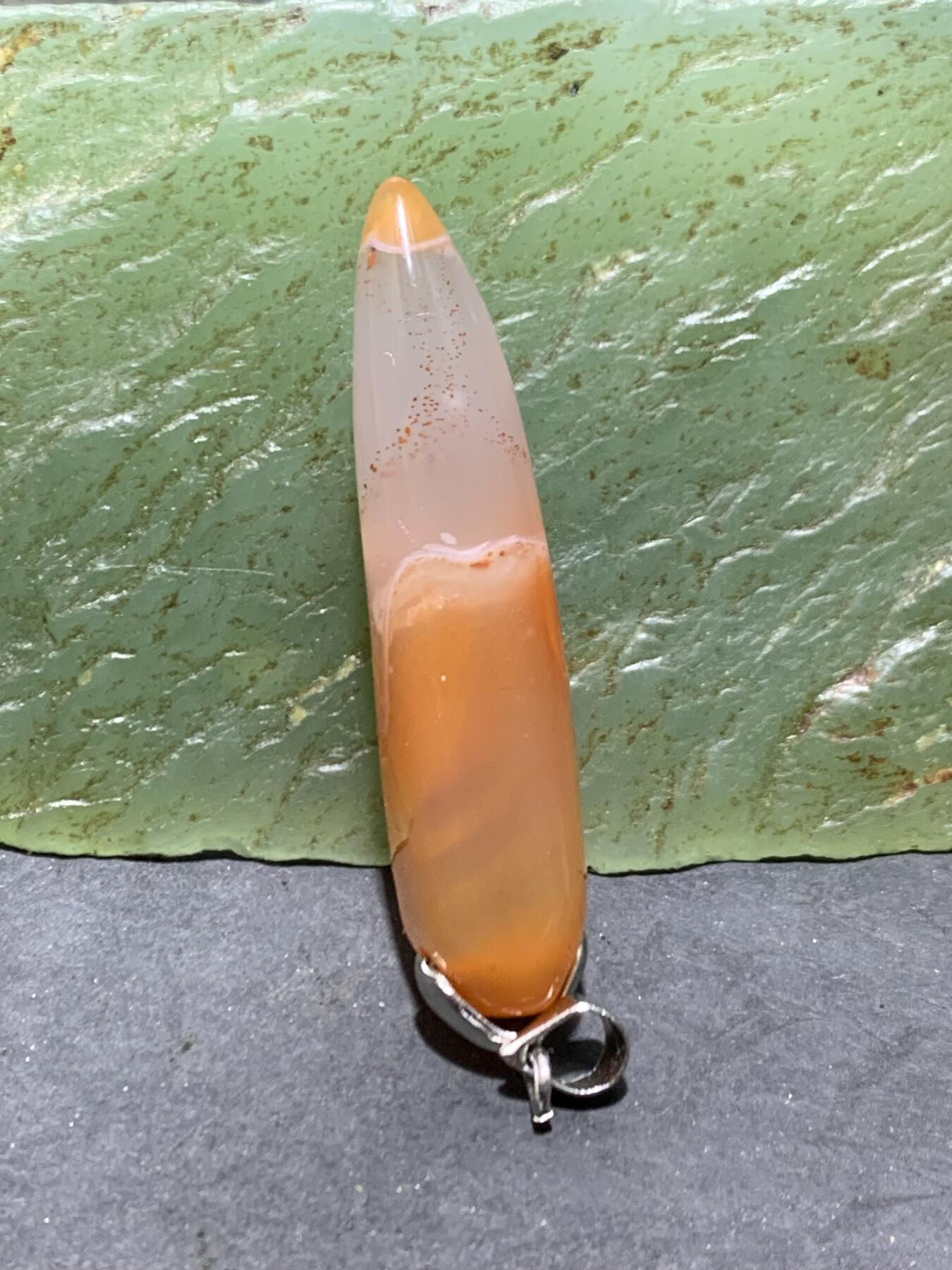 南红玛瑙荔枝冻飘火焰纹随形牙通货吊坠一个，