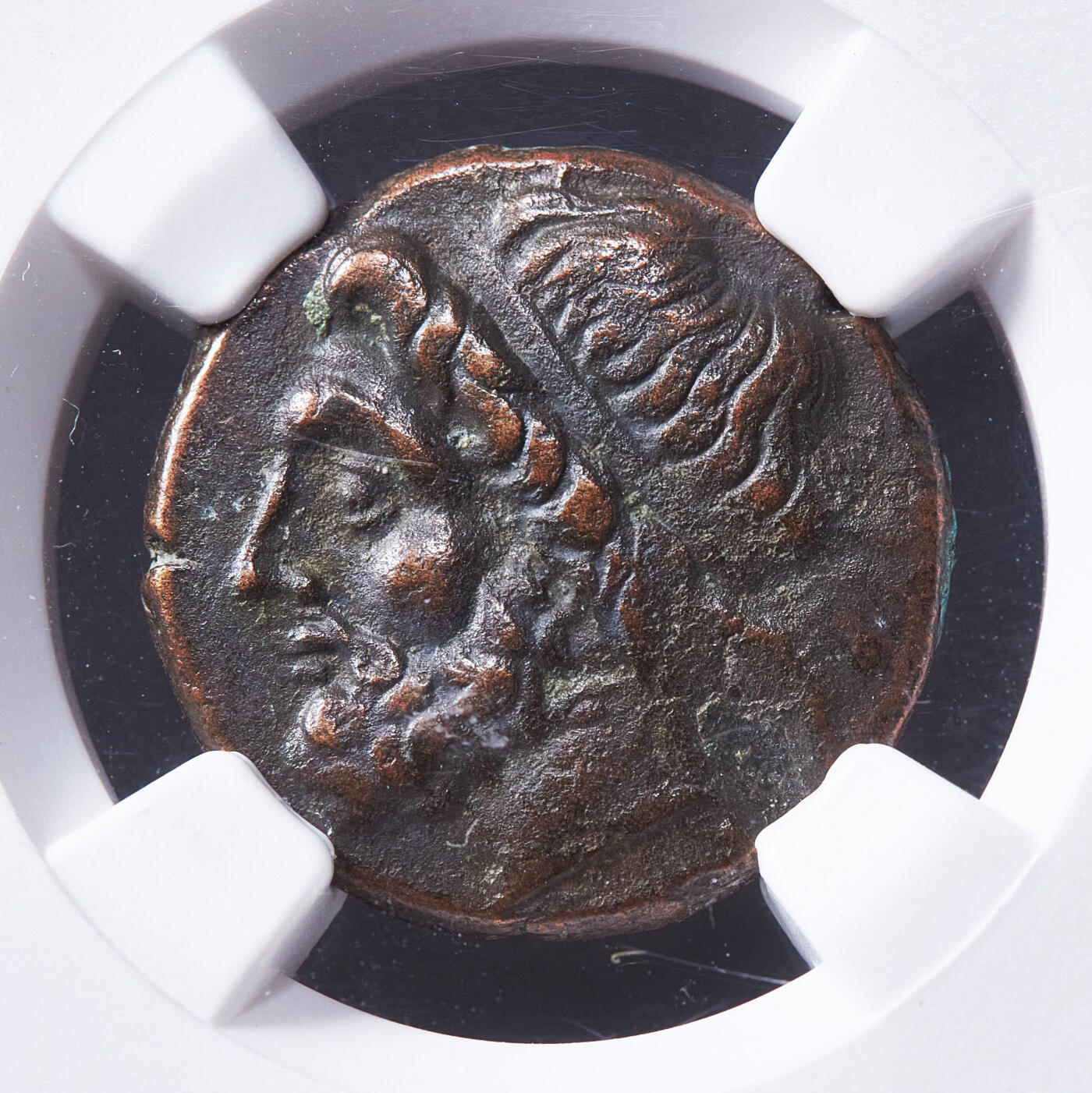 【俄甄集藏】2026年(050)04-01星期三 晚 19:30 全场包邮 古希腊西西里岛叙拉古公元前275-前216年希伦二世海神波塞冬双鱼座铜币，NGC XF，正面海神波塞冬束发头像，他是双鱼座的守护神，背面是波塞冬的法器三叉戟，两侧各有一只海豚，NGC海神特殊标签，细节犀利