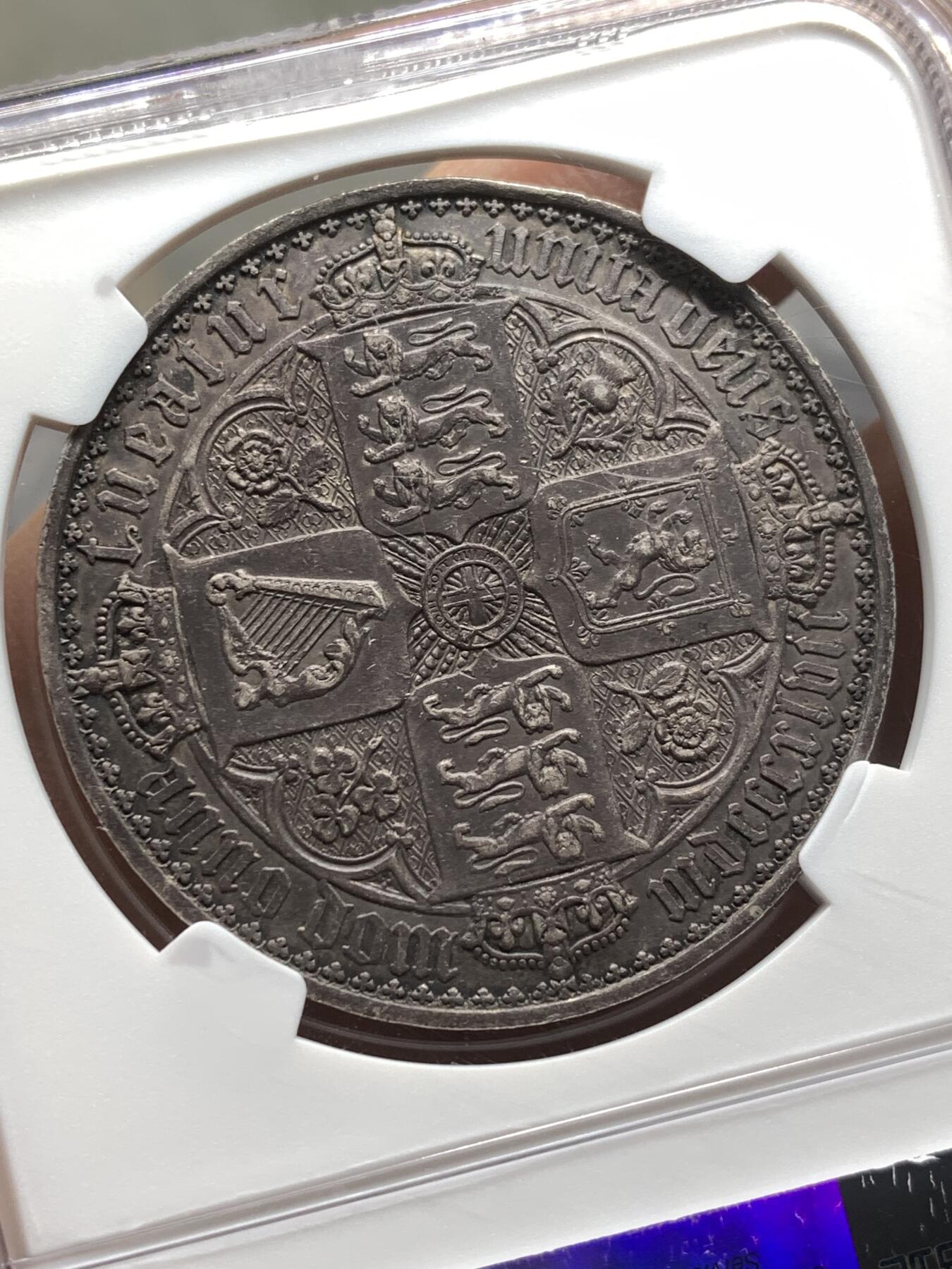 《竞宝斋》第475场 周日，周一 2场连拍 （全场包邮）欢迎送拍 NGC PF53 英国1847年哥特克朗，原味老包浆，NGC严评，外拍节节攀升，上车哥特好机会