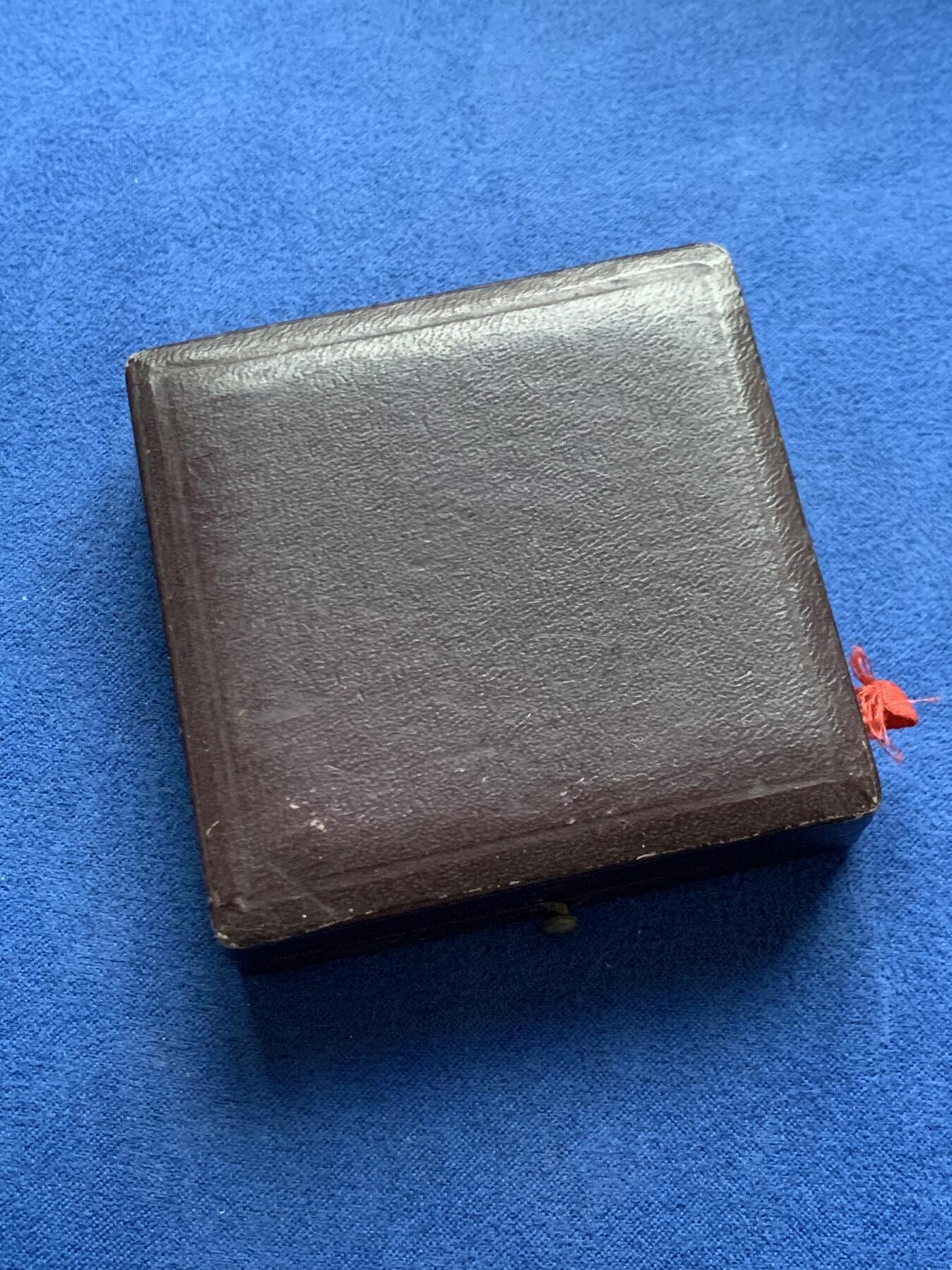 《竞宝斋》第475场 周日，周一 2场连拍 （全场包邮）欢迎送拍 法国圣阿德雷斯旅游促进协会纪念铜章 32.8克 41.3mm 三角铜标 带盒