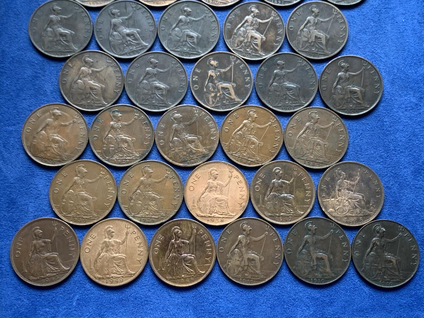 《竞宝斋》第475场 周日，周一 2场连拍 （全场包邮）欢迎送拍 51枚一组 英国1便士铜币 各个年份 品种丰富 总重479.4克