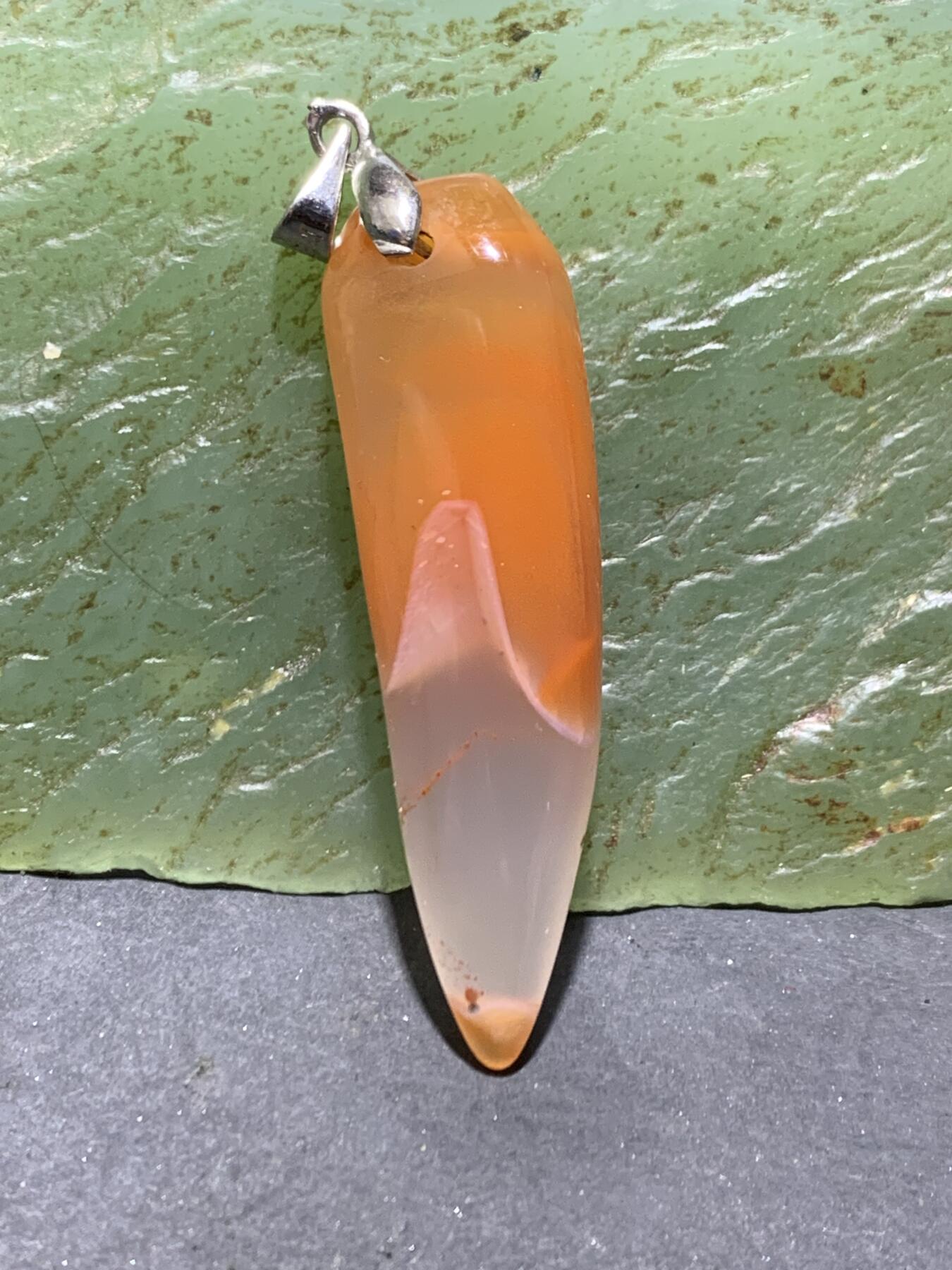 南红玛瑙荔枝冻飘火焰纹随形牙通货吊坠一个，