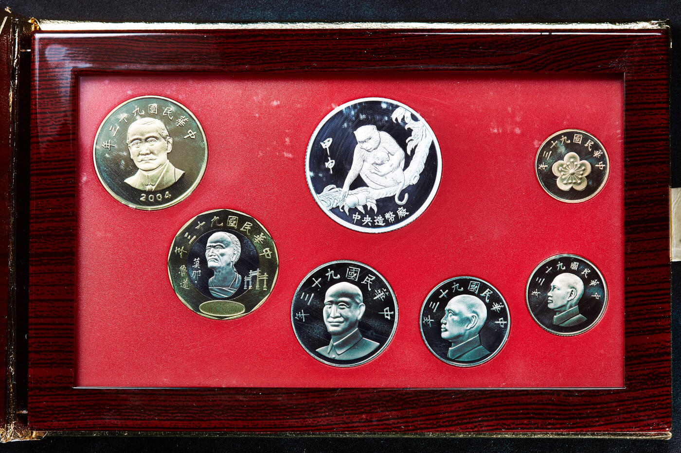 【俄甄集藏】2026年(050)04-01星期三 晚 19:30 全场包邮 中国台湾2004年精制版5角-50元硬币7枚套，原盒证，含一枚1/2盎司甲申猴年招财进宝999银章