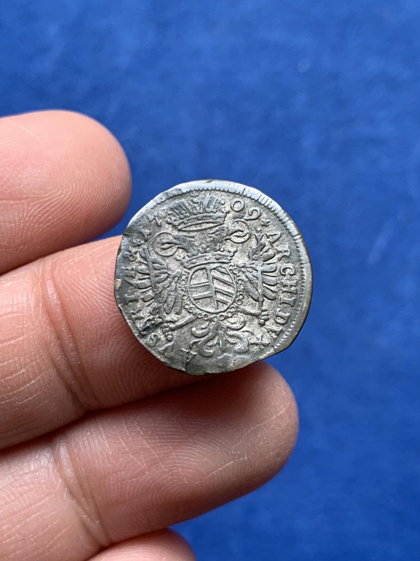 《竞宝斋》第475场 周日，周一 2场连拍 （全场包邮）欢迎送拍 1709年神圣罗马帝国3克鲁泽银币，约瑟夫一世（1705-1711年）时期打制，正面：哈布斯堡王朝约瑟夫一世，译文：约瑟夫，蒙神恩典，罗马人的皇帝，永恒的至尊，德意志、匈牙利和波希米亚国王。背面：戴冠的帝国双头鹰，胸前为奥地利和勃艮第盾徽。鹰冠分隔上方的年份。重约：1.45克；少见品种！